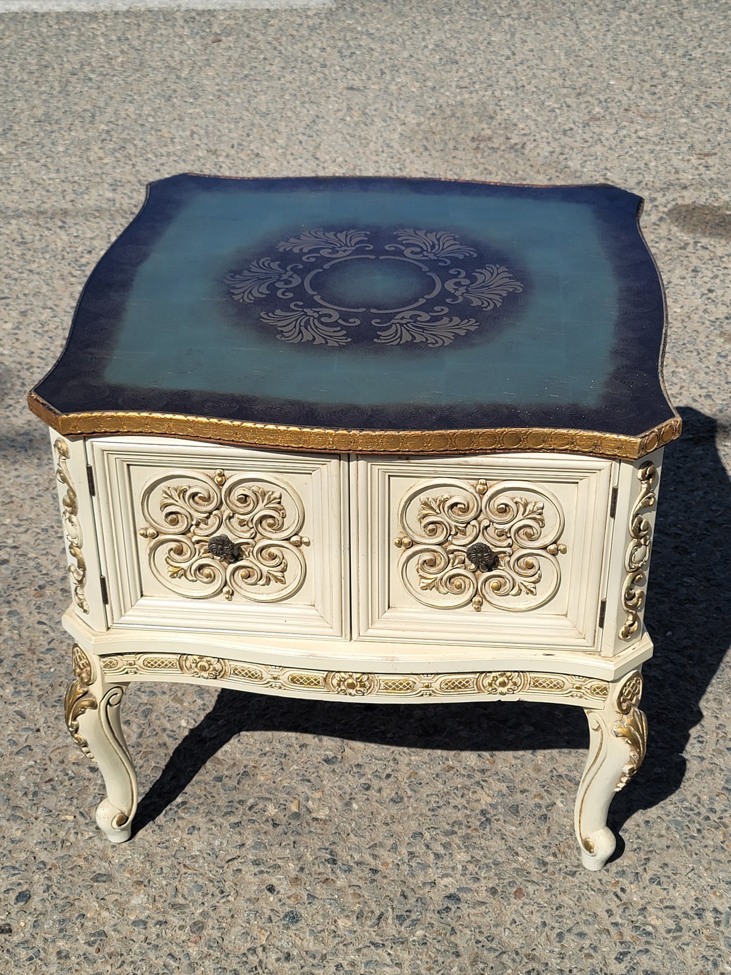 Italian Table with Carved Details and Gold Leaf Decoration ๐๏ธ๐๐๏ธ