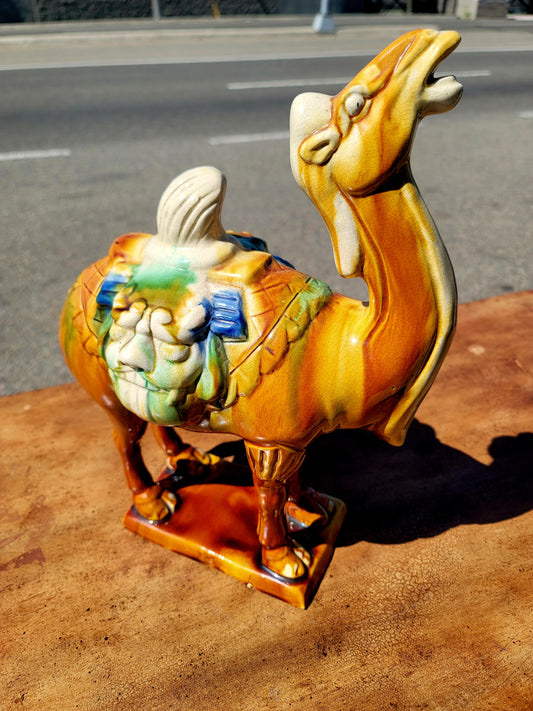 ✨Una Joya en Porcelana: Elegante Figura de Camello✨