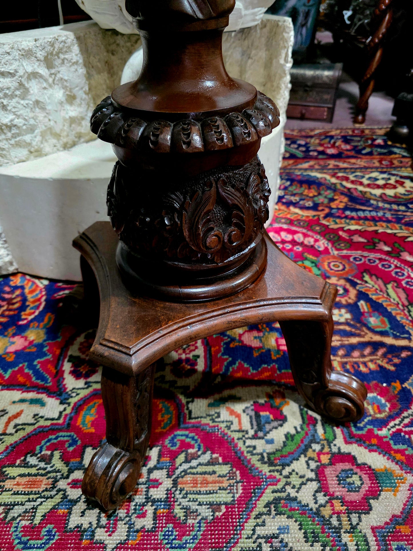 🪵✨ Pedestal Antiguo de Madera Noble – Arte Tallado a Mano ✨🪵