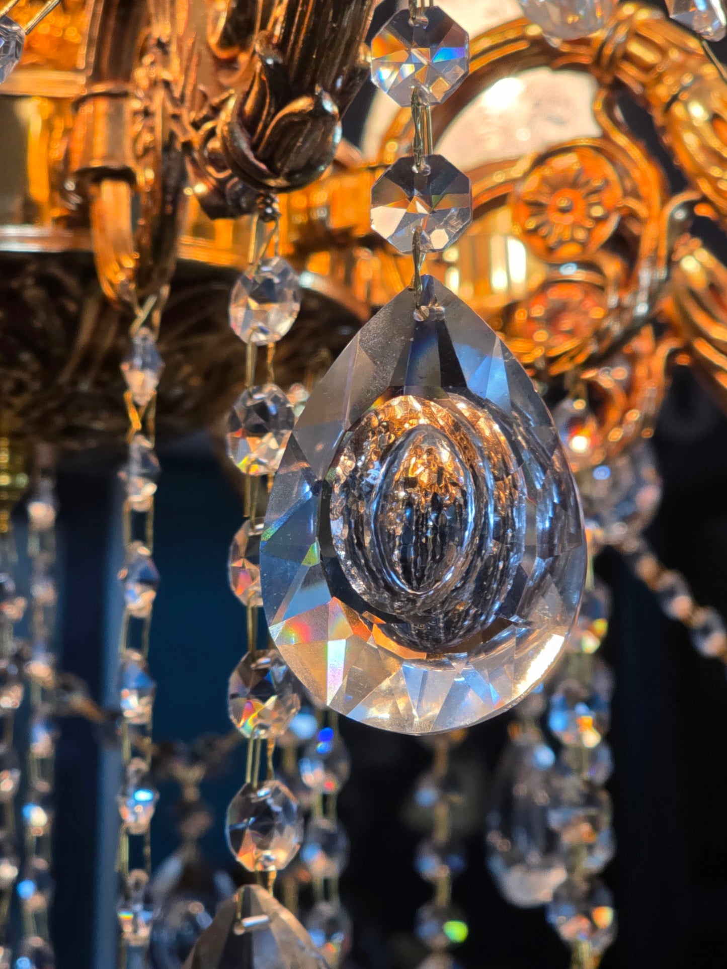 🔱✨ Ilumina tu espacio con este majestuoso candil de 8 brazos ✨ 🔱