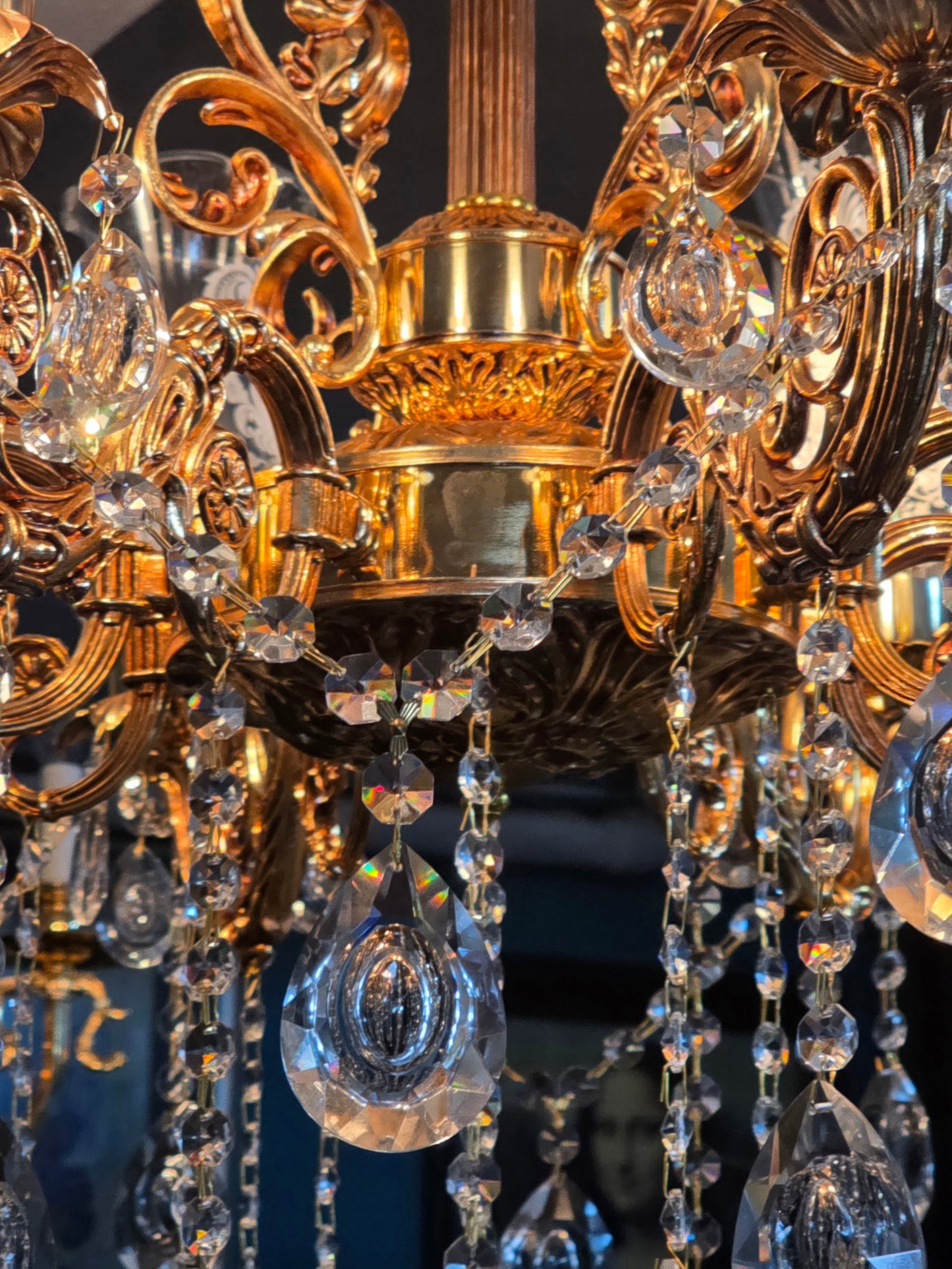 🔱✨ Ilumina tu espacio con este majestuoso candil de 8 brazos ✨ 🔱