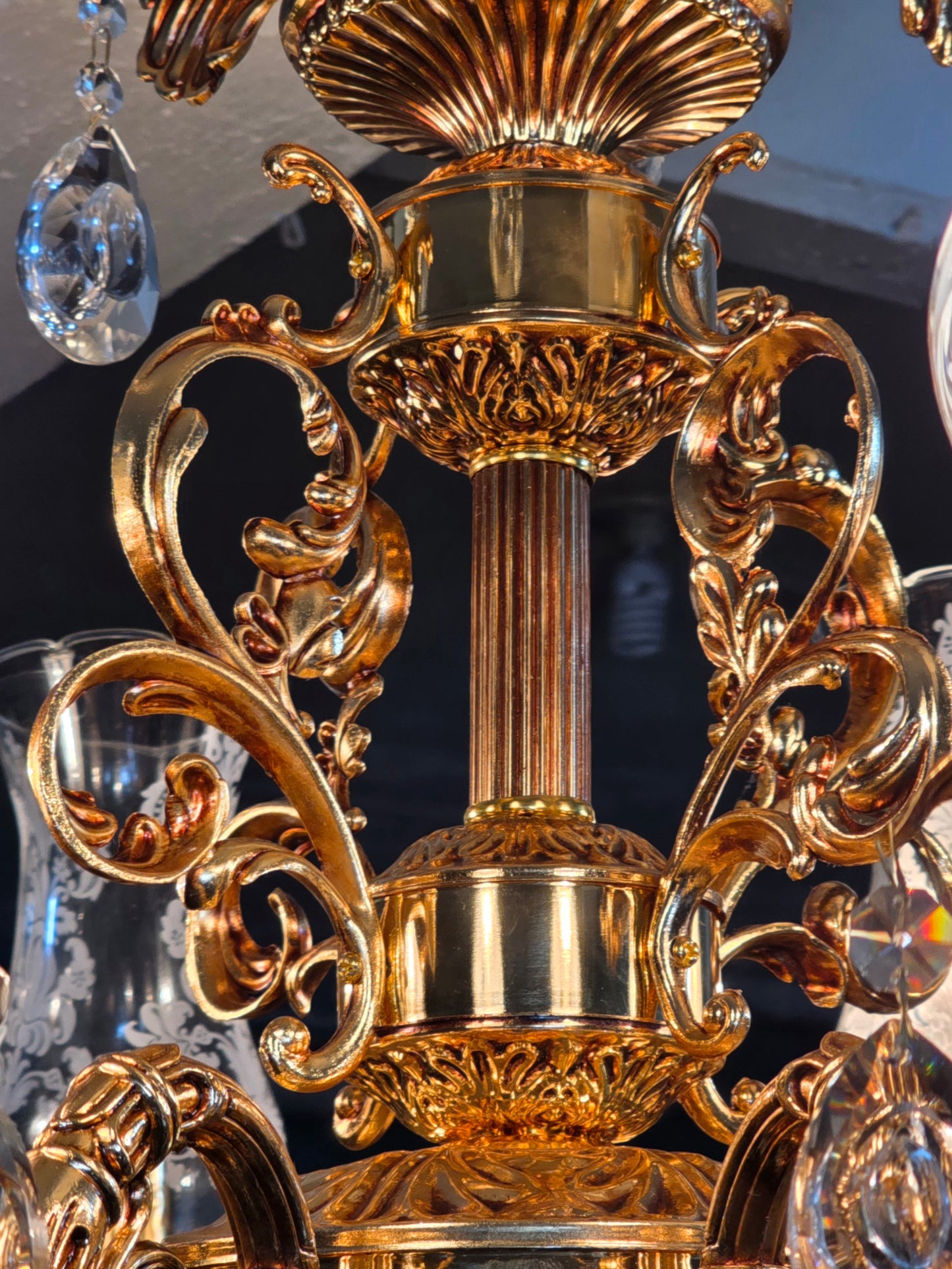 🔱✨ Ilumina tu espacio con este majestuoso candil de 8 brazos ✨ 🔱