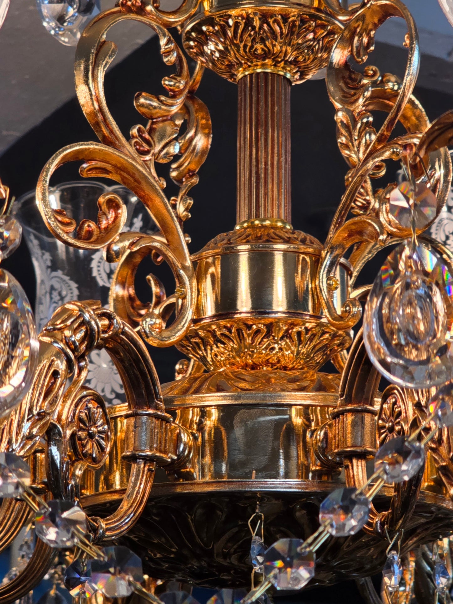 🔱✨ Ilumina tu espacio con este majestuoso candil de 8 brazos ✨ 🔱