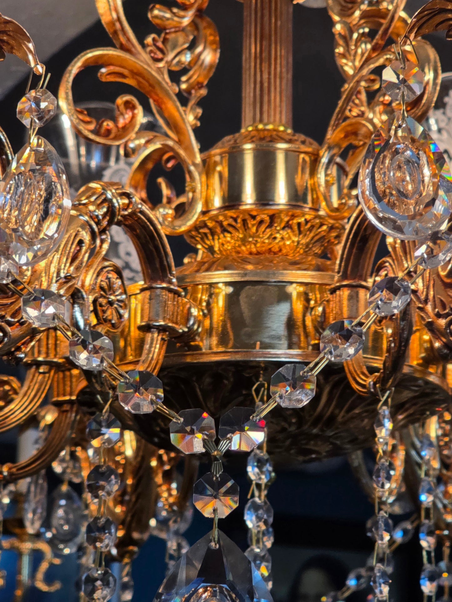 🔱✨ Ilumina tu espacio con este majestuoso candil de 8 brazos ✨ 🔱