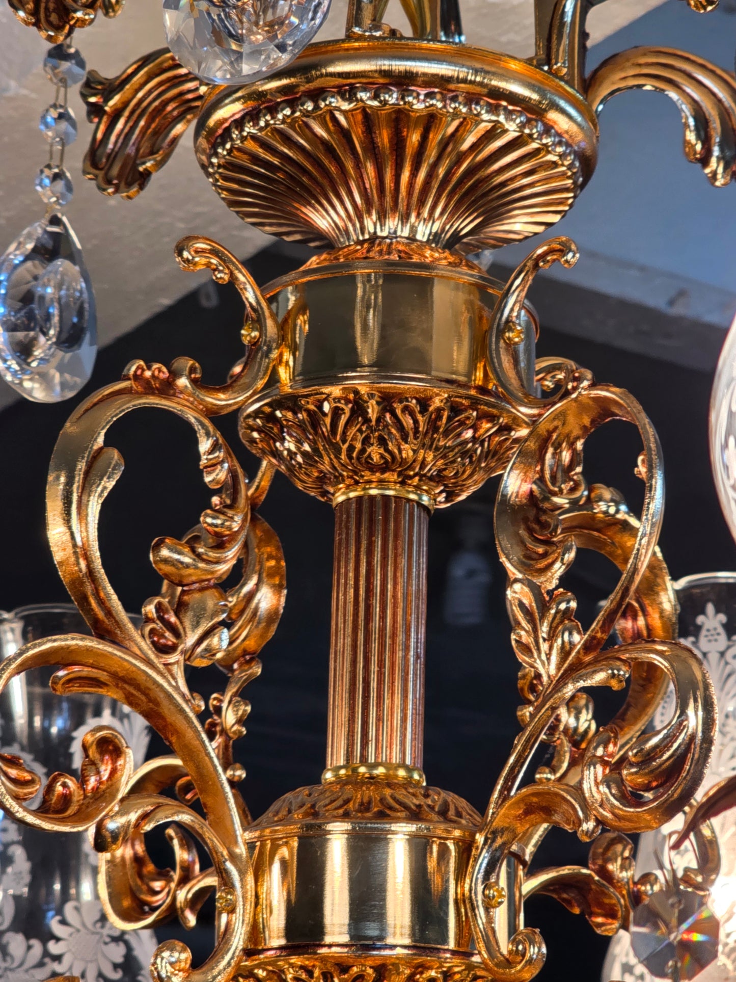 🔱✨ Ilumina tu espacio con este majestuoso candil de 8 brazos ✨ 🔱