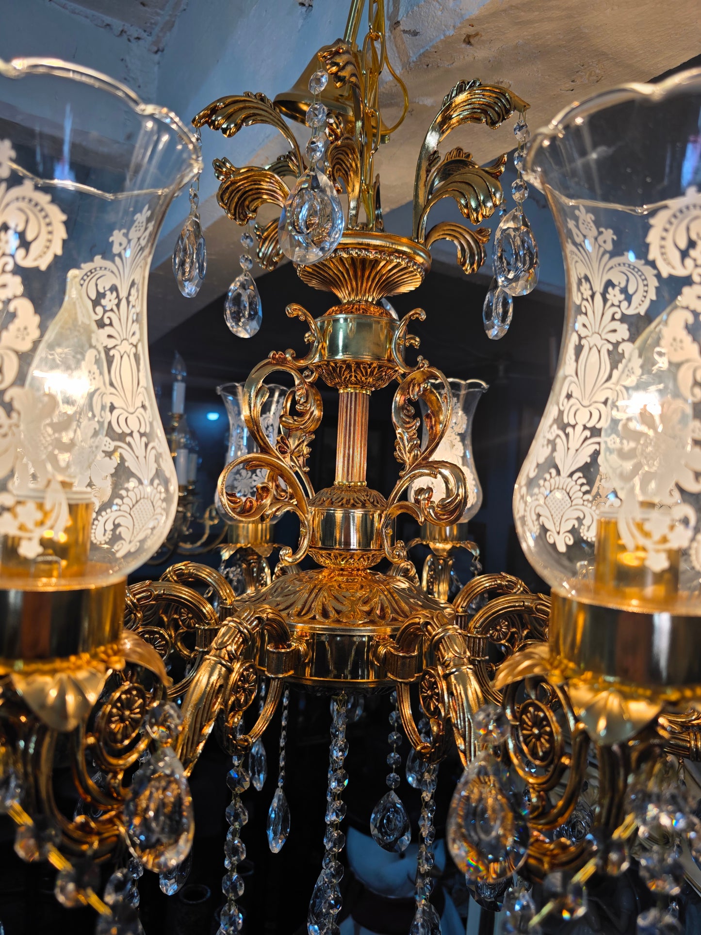 🔱✨ Ilumina tu espacio con este majestuoso candil de 8 brazos ✨ 🔱