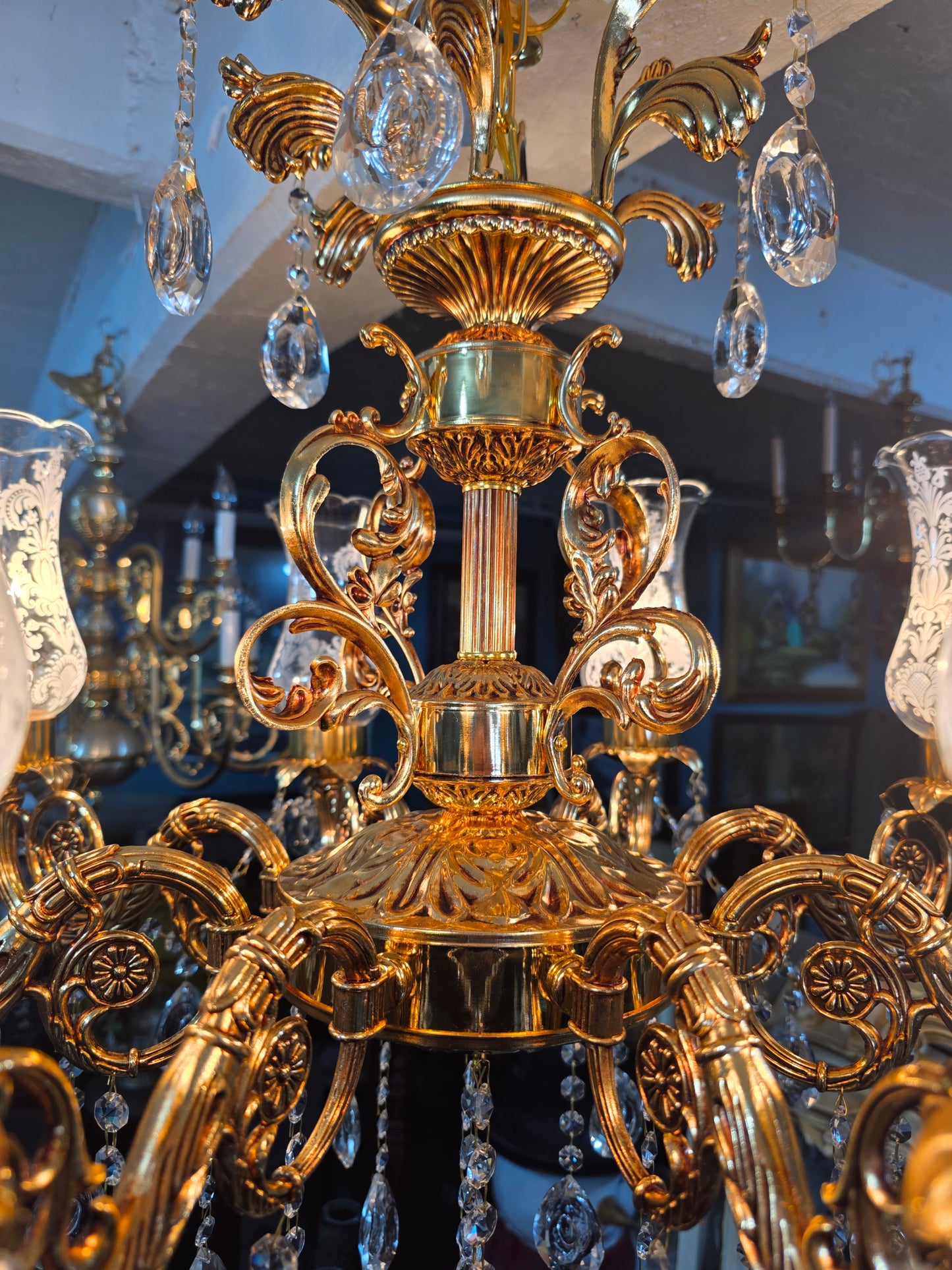 🔱✨ Ilumina tu espacio con este majestuoso candil de 8 brazos ✨ 🔱