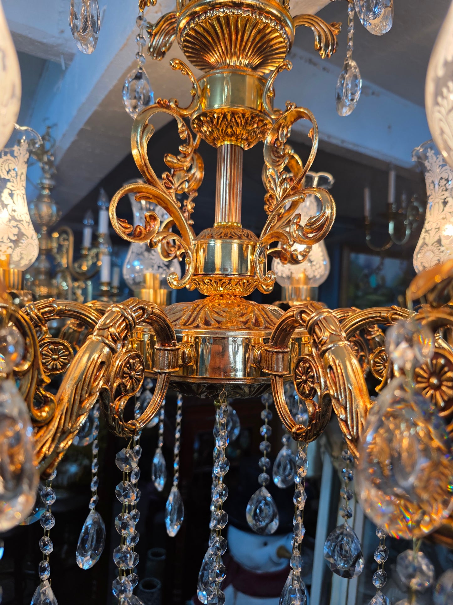 🔱✨ Ilumina tu espacio con este majestuoso candil de 8 brazos ✨ 🔱