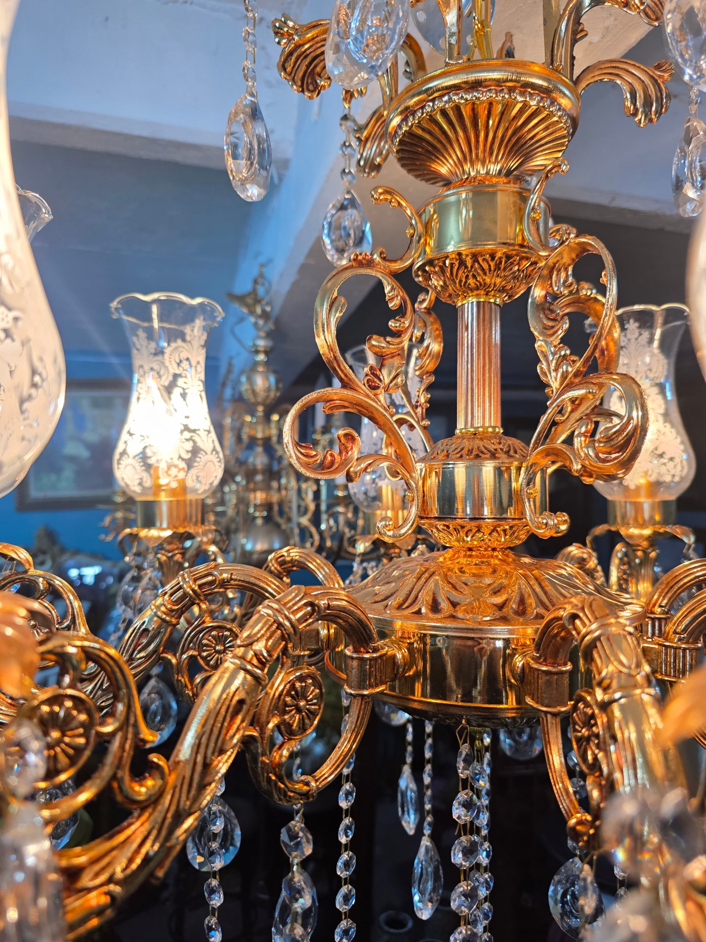 🔱✨ Ilumina tu espacio con este majestuoso candil de 8 brazos ✨ 🔱