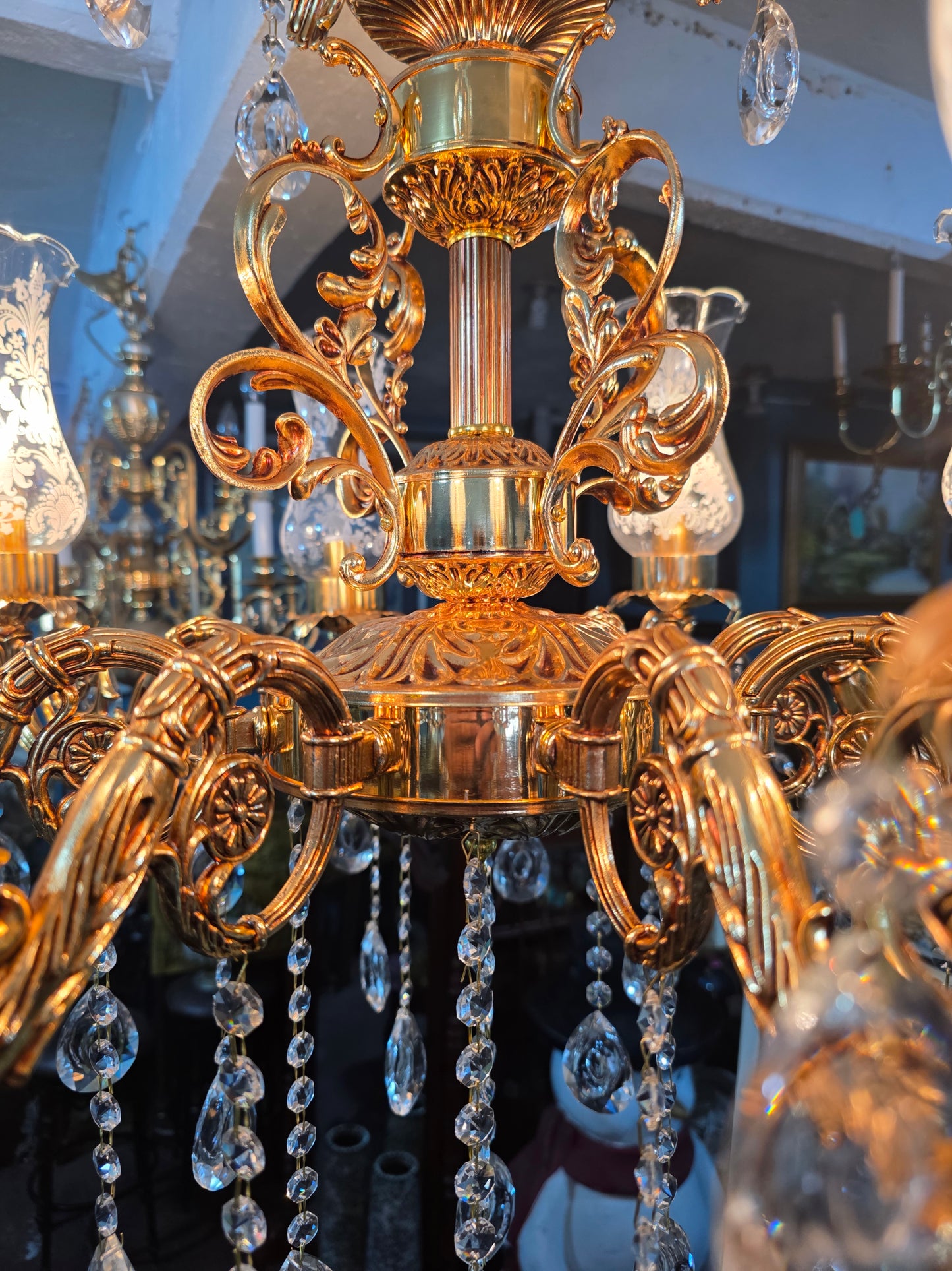 🔱✨ Ilumina tu espacio con este majestuoso candil de 8 brazos ✨ 🔱
