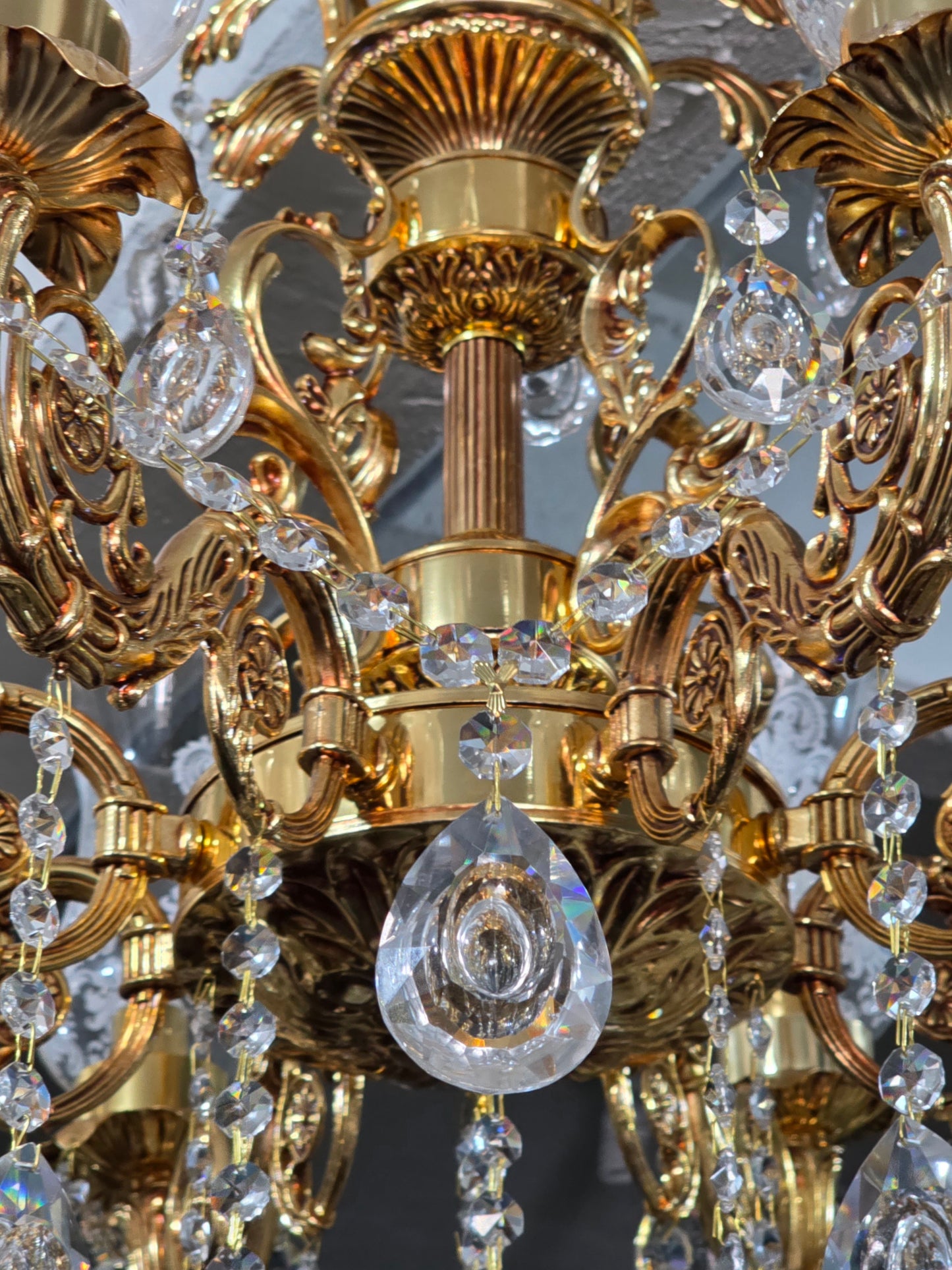 🔱✨ Ilumina tu espacio con este majestuoso candil de 8 brazos ✨ 🔱