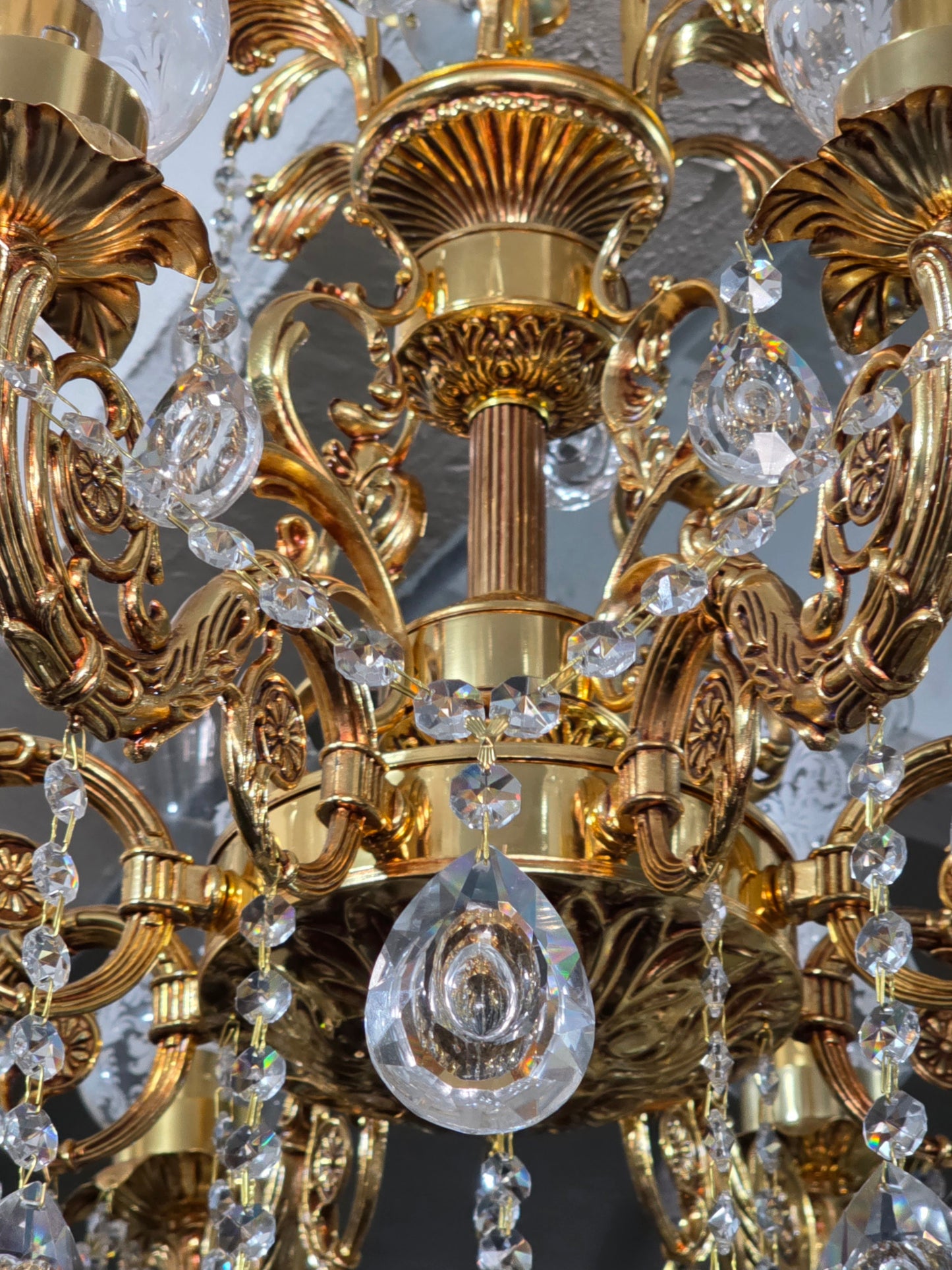 🔱✨ Ilumina tu espacio con este majestuoso candil de 8 brazos ✨ 🔱