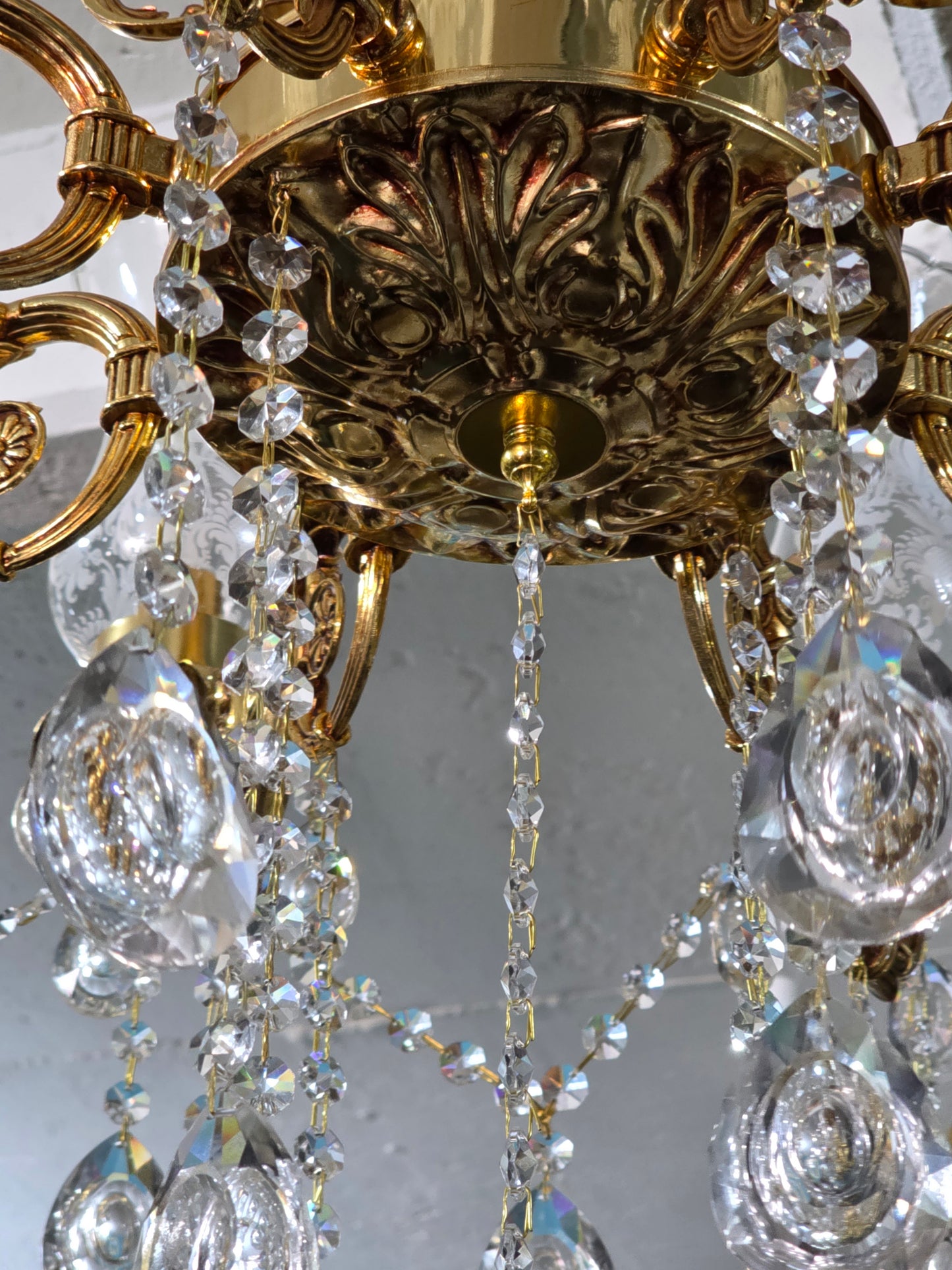 🔱✨ Ilumina tu espacio con este majestuoso candil de 8 brazos ✨ 🔱