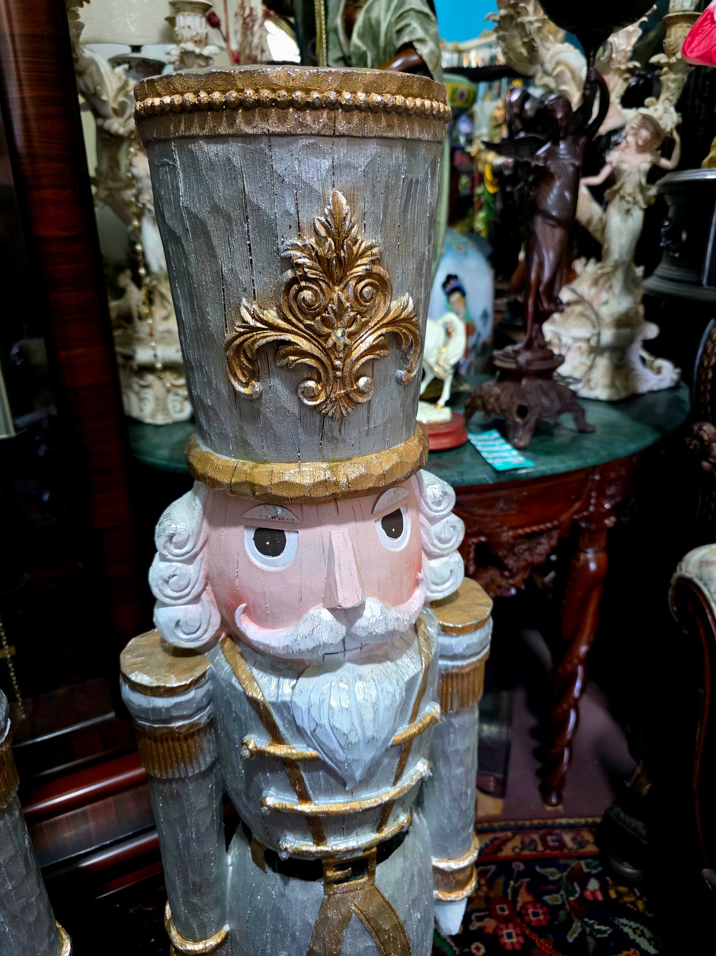 🎄❄️🎄 Soldados Navideños de Resina Fundida – Elegancia Festiva en Gran Escala 🎄❄️🎄