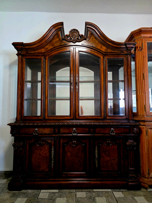 🌟 Vitrina “Casa Mollino” de Ashley Furniture – Elegancia Clásica y Funcionalidad Majestuosa 🌟