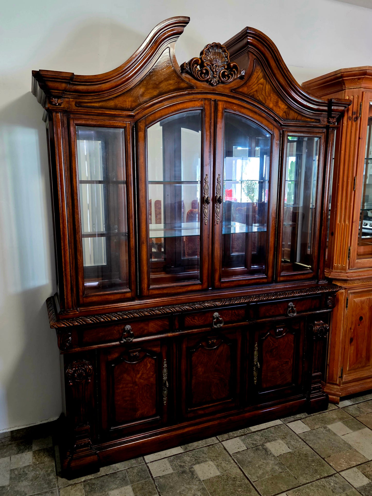 🌟 Vitrina “Casa Mollino” de Ashley Furniture – Elegancia Clásica y Funcionalidad Majestuosa 🌟