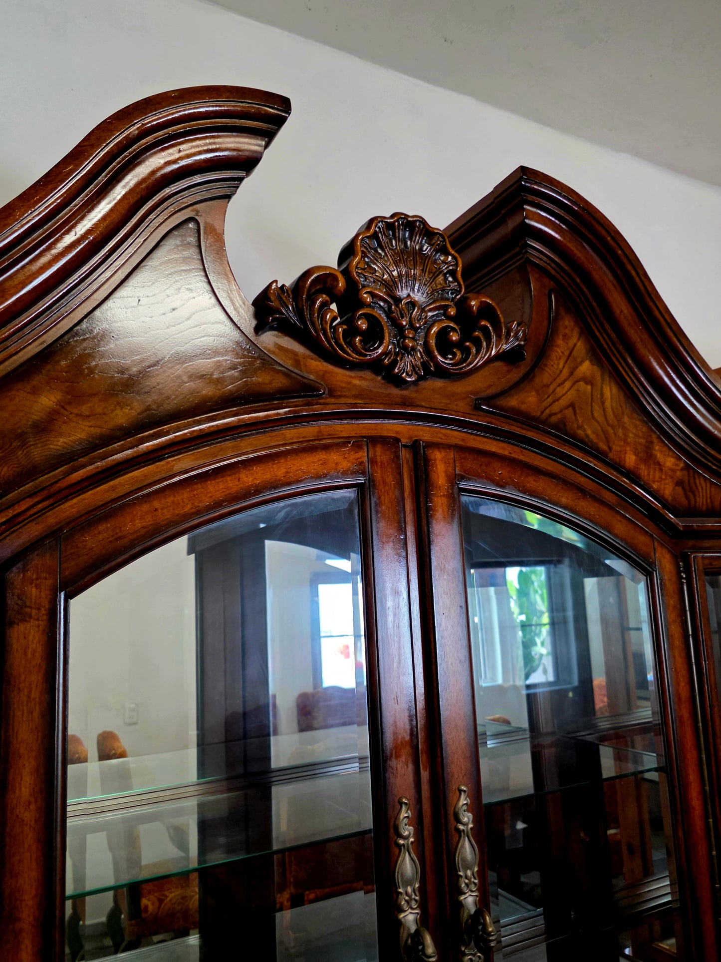 🌟 Vitrina “Casa Mollino” de Ashley Furniture – Elegancia Clásica y Funcionalidad Majestuosa 🌟