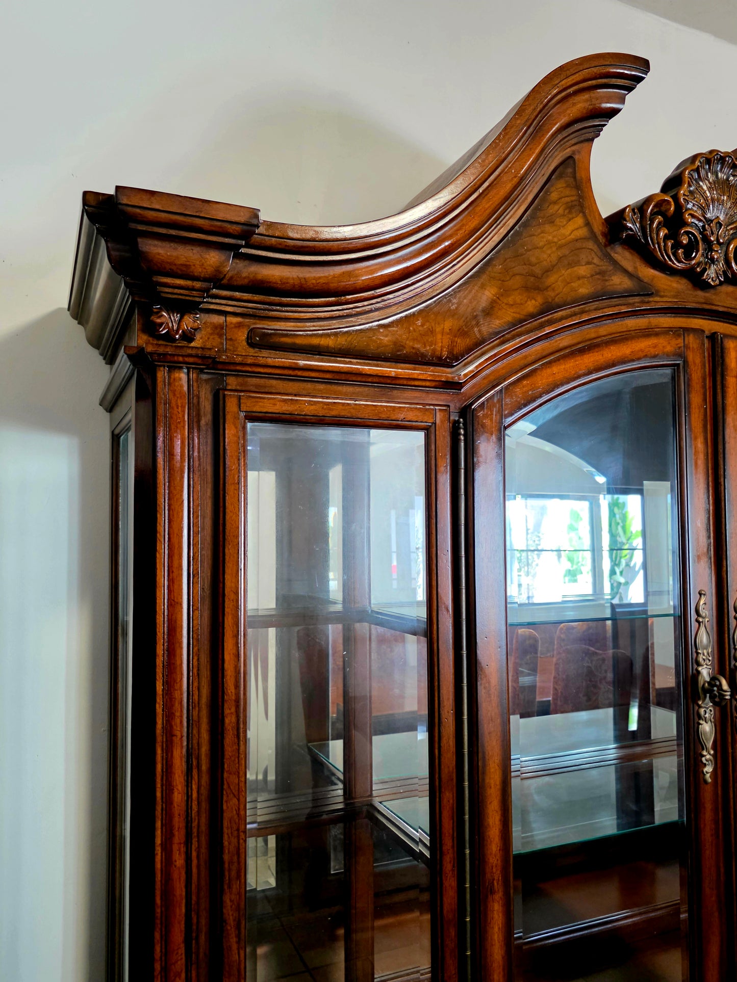 🌟 Vitrina “Casa Mollino” de Ashley Furniture – Elegancia Clásica y Funcionalidad Majestuosa 🌟