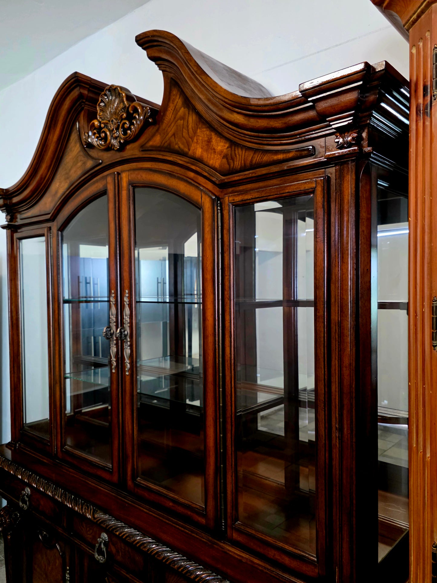 🌟 Vitrina “Casa Mollino” de Ashley Furniture – Elegancia Clásica y Funcionalidad Majestuosa 🌟