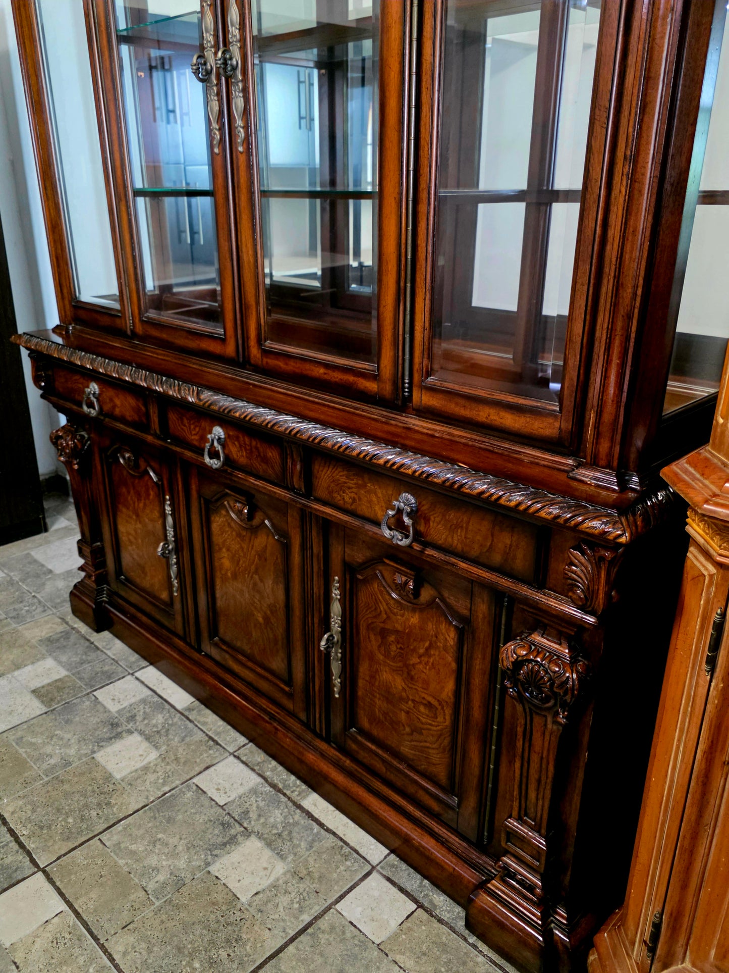 🌟 Vitrina “Casa Mollino” de Ashley Furniture – Elegancia Clásica y Funcionalidad Majestuosa 🌟