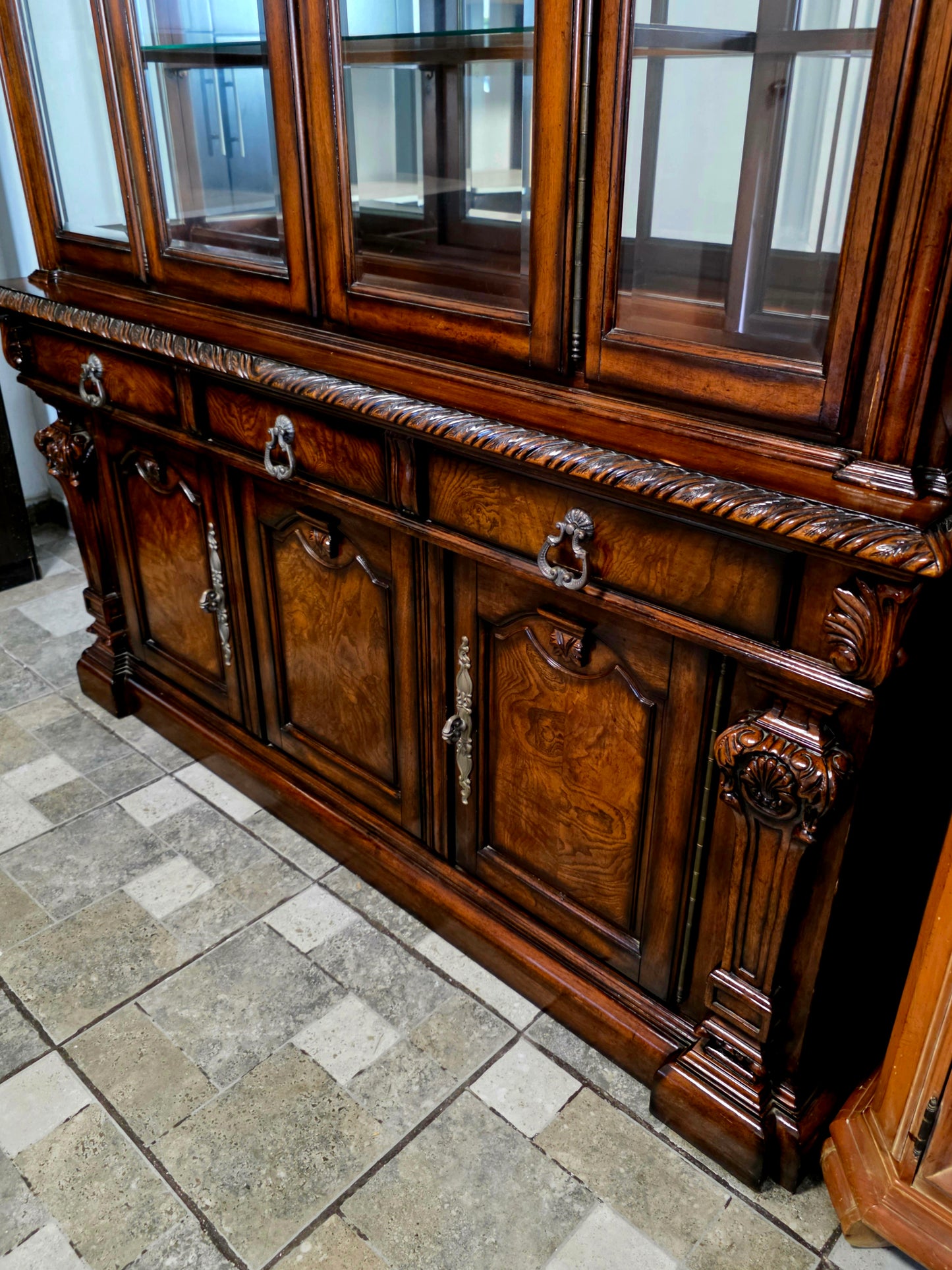 🌟 Vitrina “Casa Mollino” de Ashley Furniture – Elegancia Clásica y Funcionalidad Majestuosa 🌟