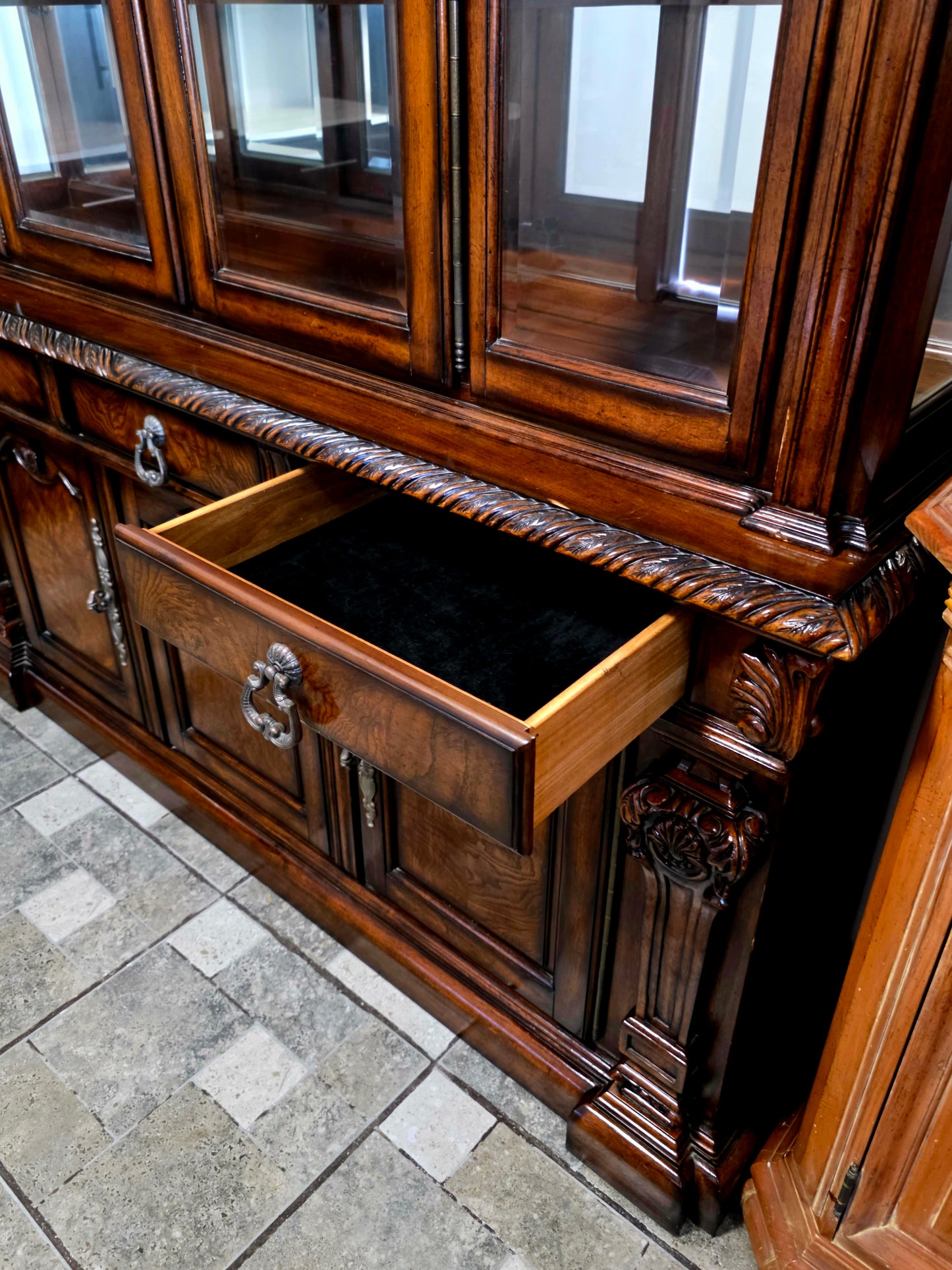 🌟 Vitrina “Casa Mollino” de Ashley Furniture – Elegancia Clásica y Funcionalidad Majestuosa 🌟