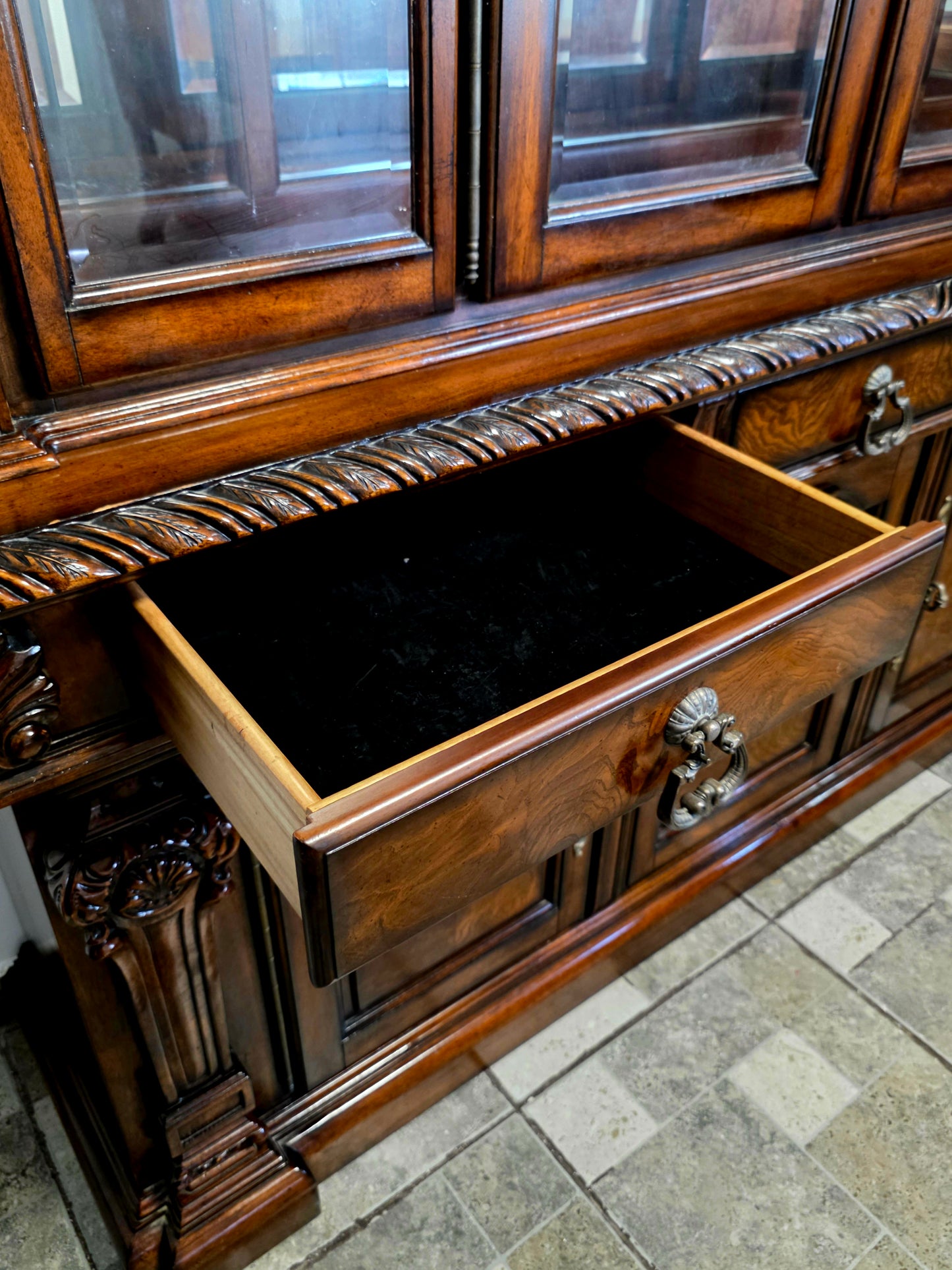 🌟 Vitrina “Casa Mollino” de Ashley Furniture – Elegancia Clásica y Funcionalidad Majestuosa 🌟