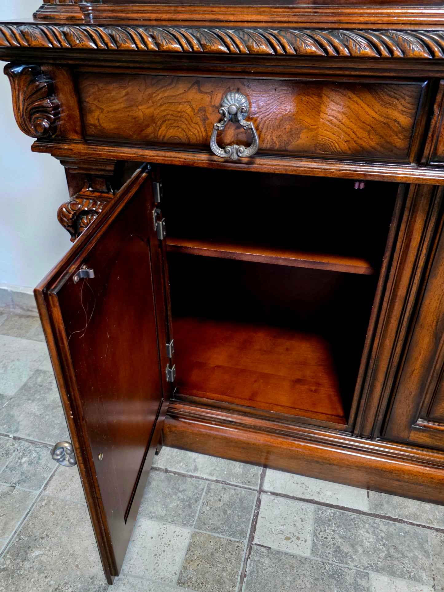 🌟 Vitrina “Casa Mollino” de Ashley Furniture – Elegancia Clásica y Funcionalidad Majestuosa 🌟