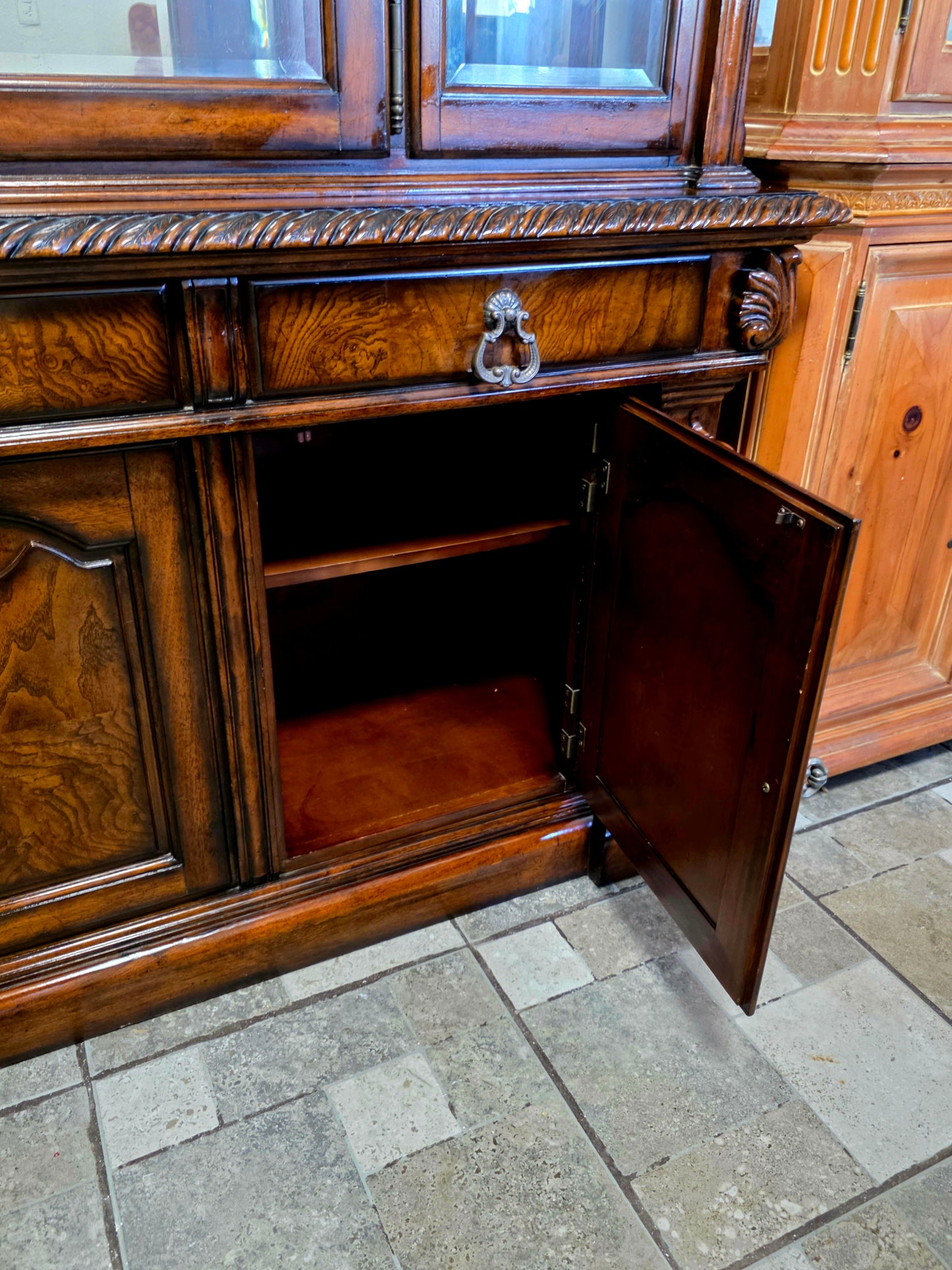 🌟 Vitrina “Casa Mollino” de Ashley Furniture – Elegancia Clásica y Funcionalidad Majestuosa 🌟
