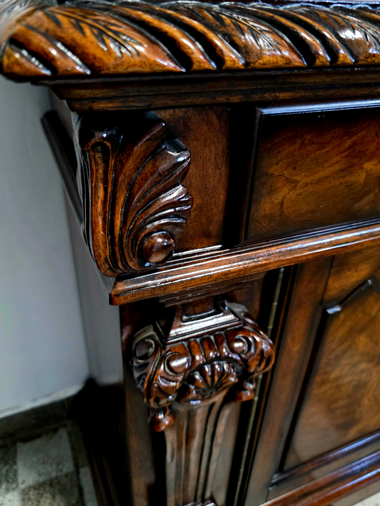 🌟 Vitrina “Casa Mollino” de Ashley Furniture – Elegancia Clásica y Funcionalidad Majestuosa 🌟