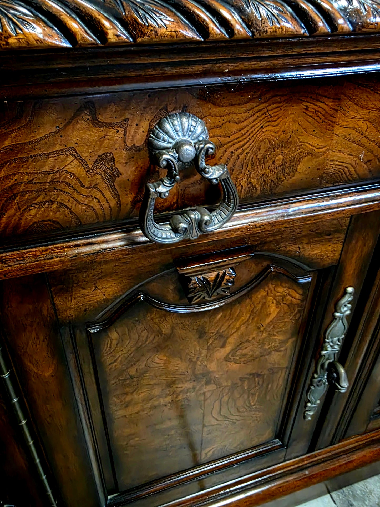 🌟 Vitrina “Casa Mollino” de Ashley Furniture – Elegancia Clásica y Funcionalidad Majestuosa 🌟