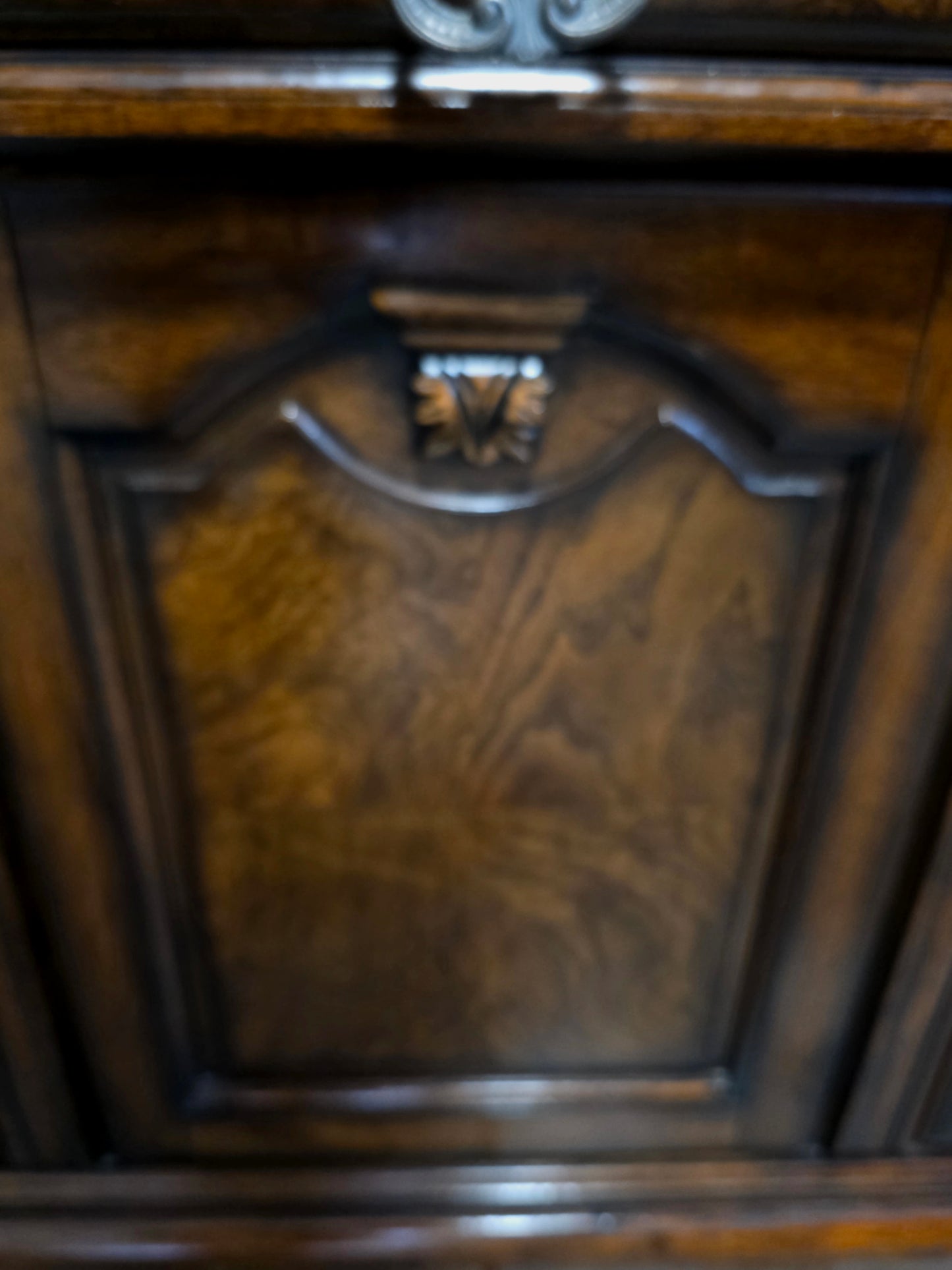 🌟 Vitrina “Casa Mollino” de Ashley Furniture – Elegancia Clásica y Funcionalidad Majestuosa 🌟