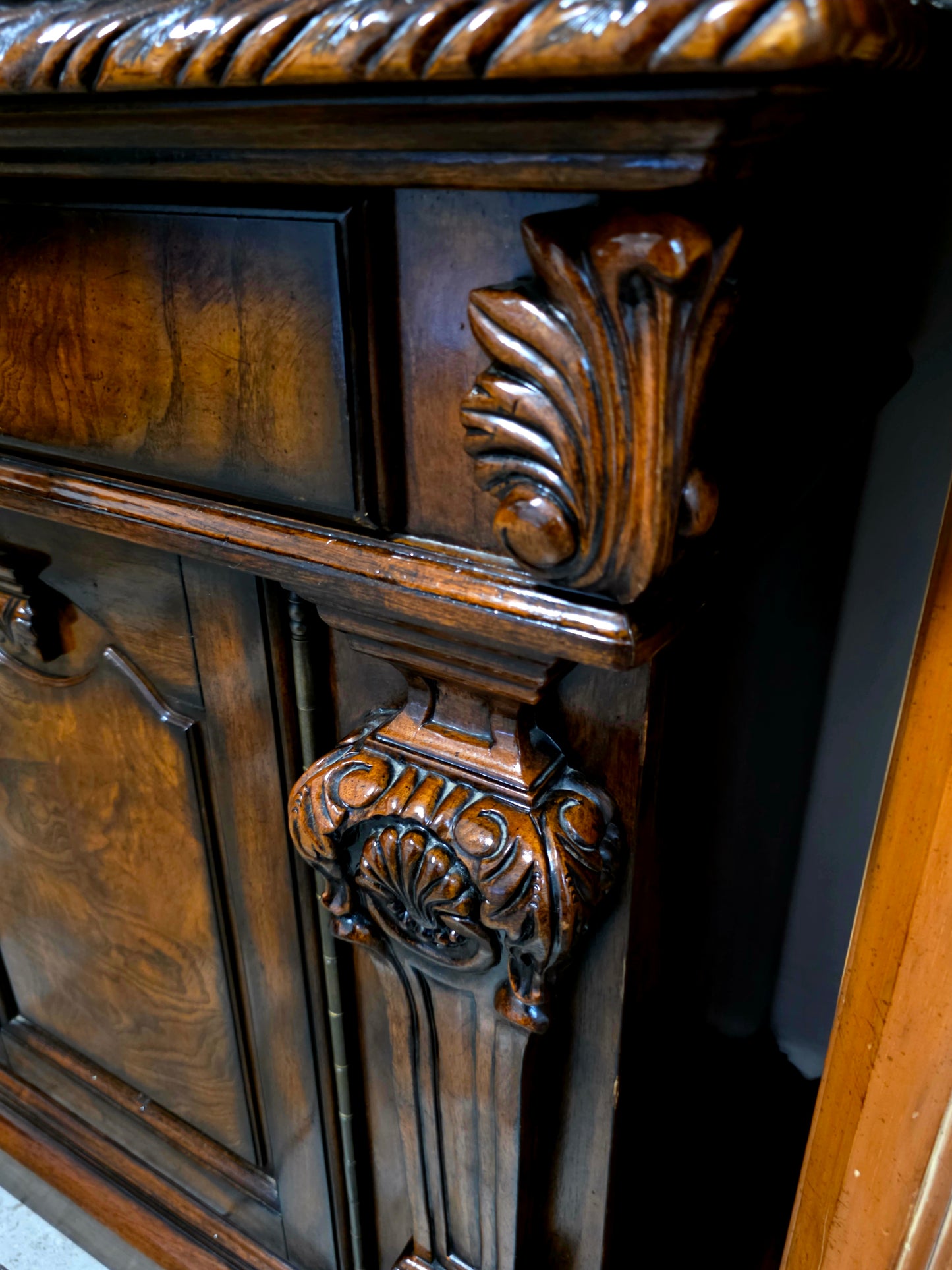 🌟 Vitrina “Casa Mollino” de Ashley Furniture – Elegancia Clásica y Funcionalidad Majestuosa 🌟