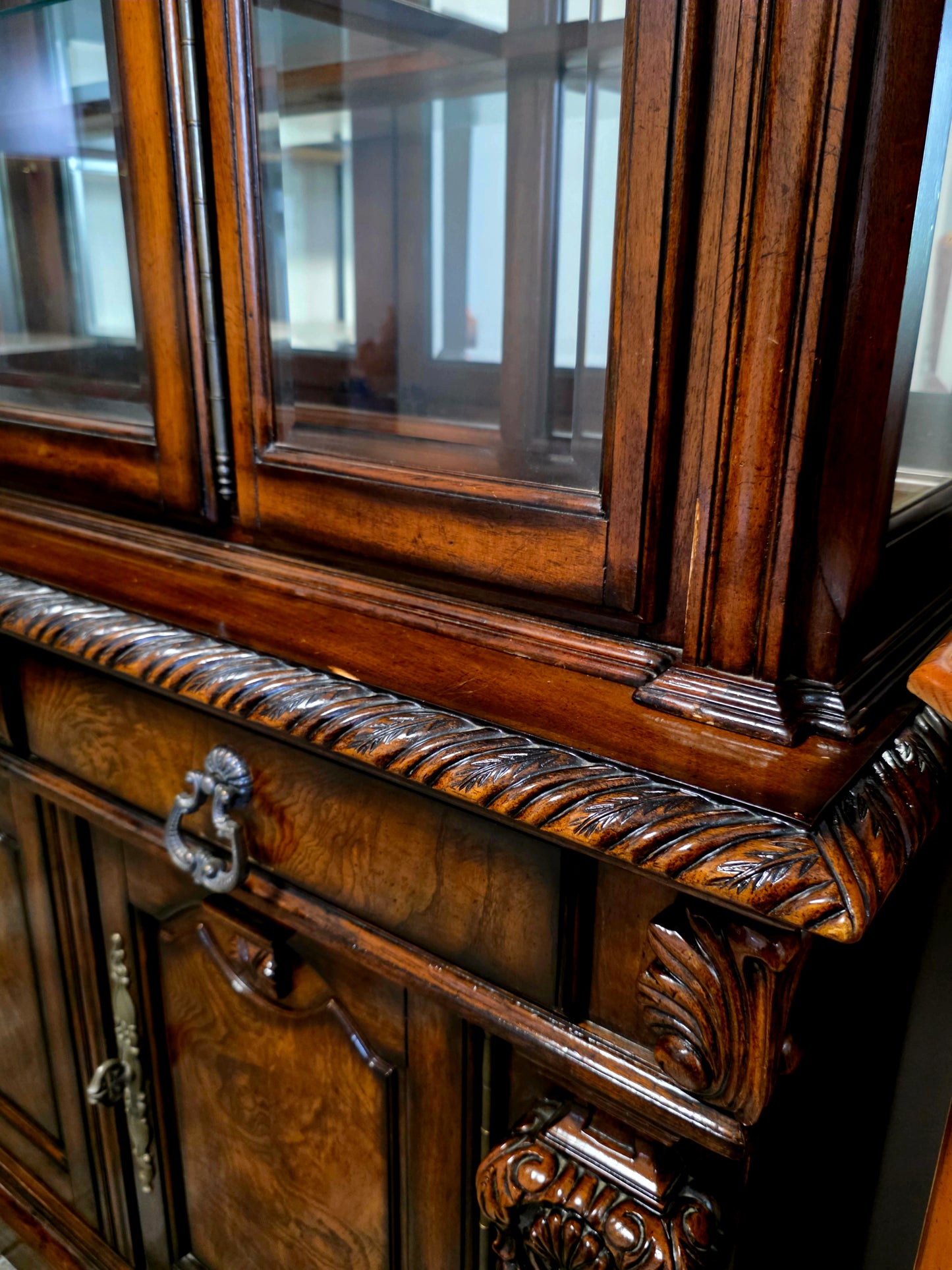 🌟 Vitrina “Casa Mollino” de Ashley Furniture – Elegancia Clásica y Funcionalidad Majestuosa 🌟