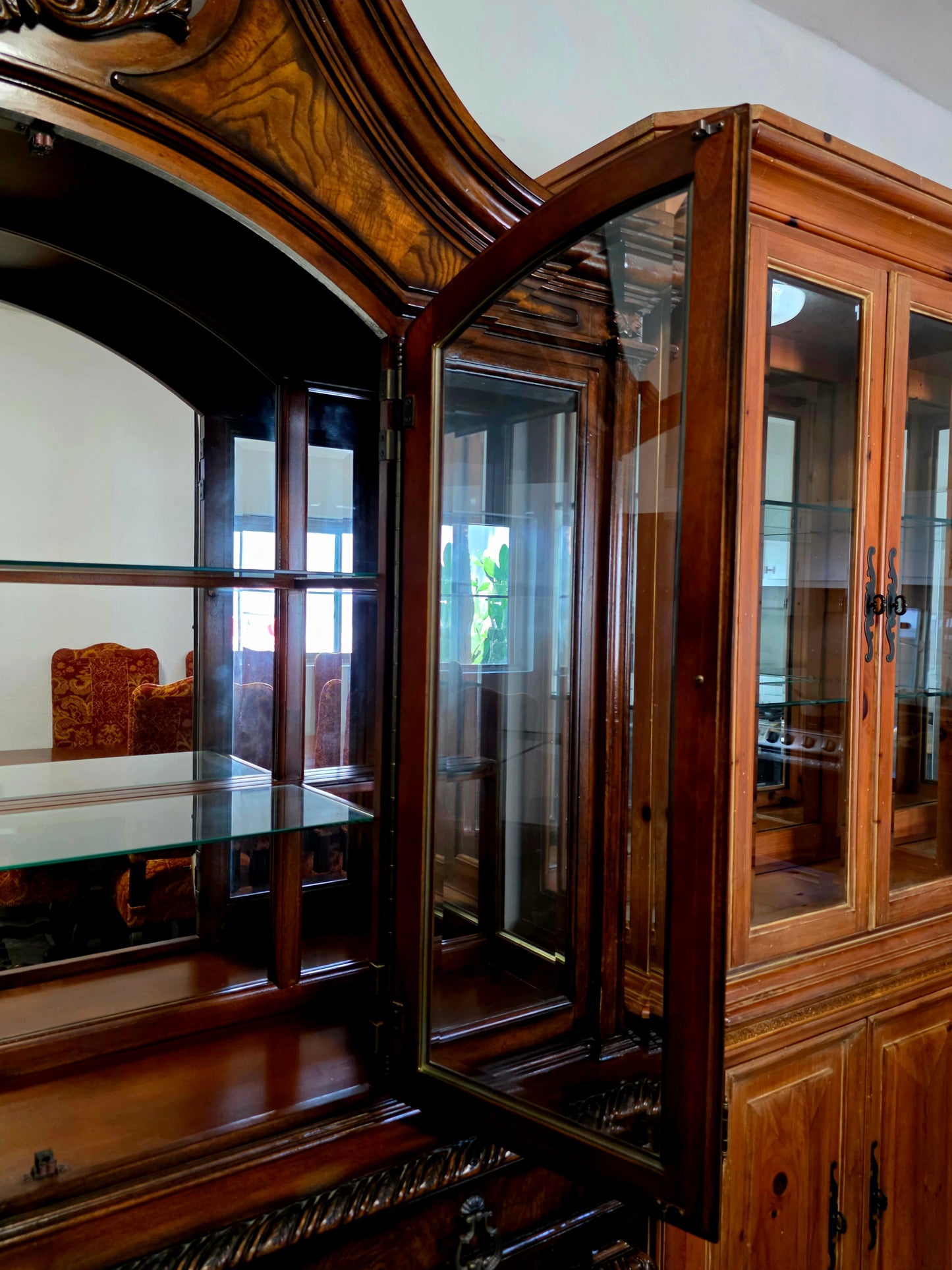 🌟 Vitrina “Casa Mollino” de Ashley Furniture – Elegancia Clásica y Funcionalidad Majestuosa 🌟