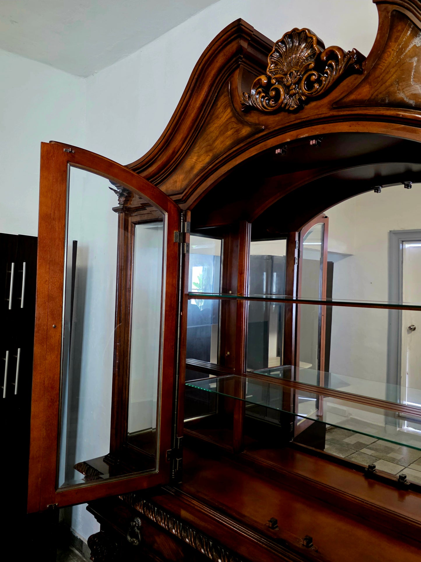 🌟 Vitrina “Casa Mollino” de Ashley Furniture – Elegancia Clásica y Funcionalidad Majestuosa 🌟