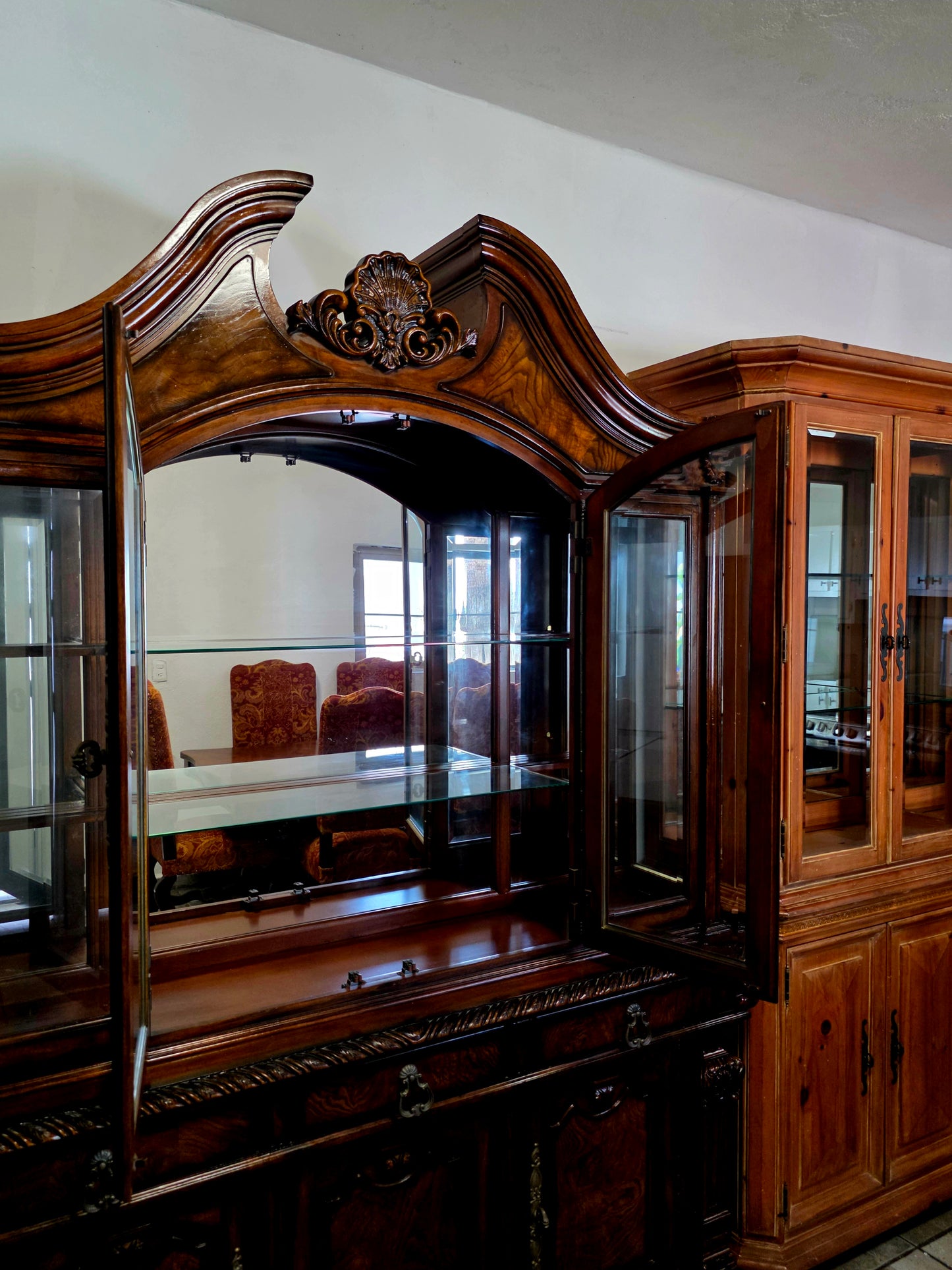 🌟 Vitrina “Casa Mollino” de Ashley Furniture – Elegancia Clásica y Funcionalidad Majestuosa 🌟