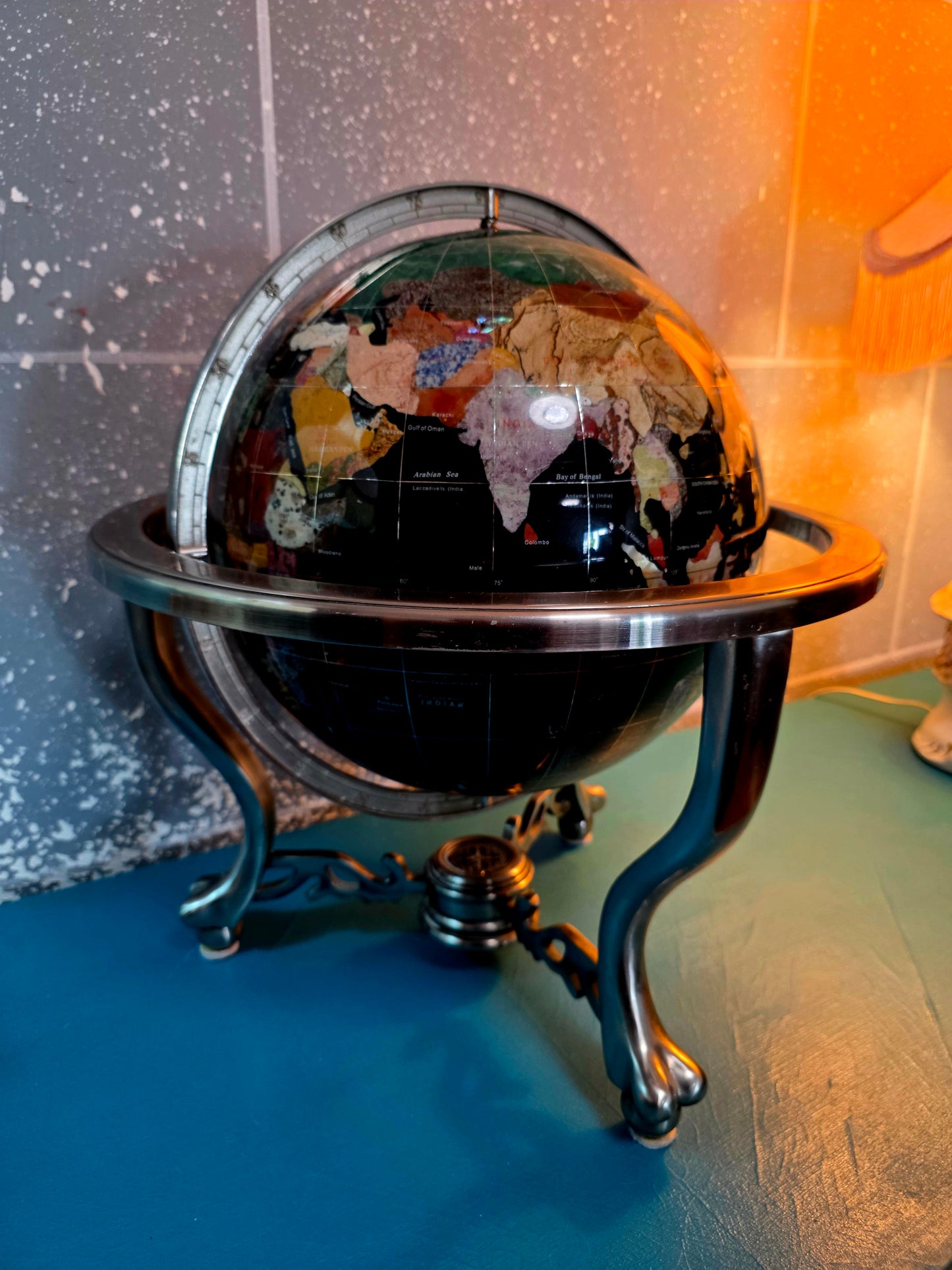 🌍 Globo Decorativo De Piedra Onnix – Elegancia Geográfica con Alma Clásica
