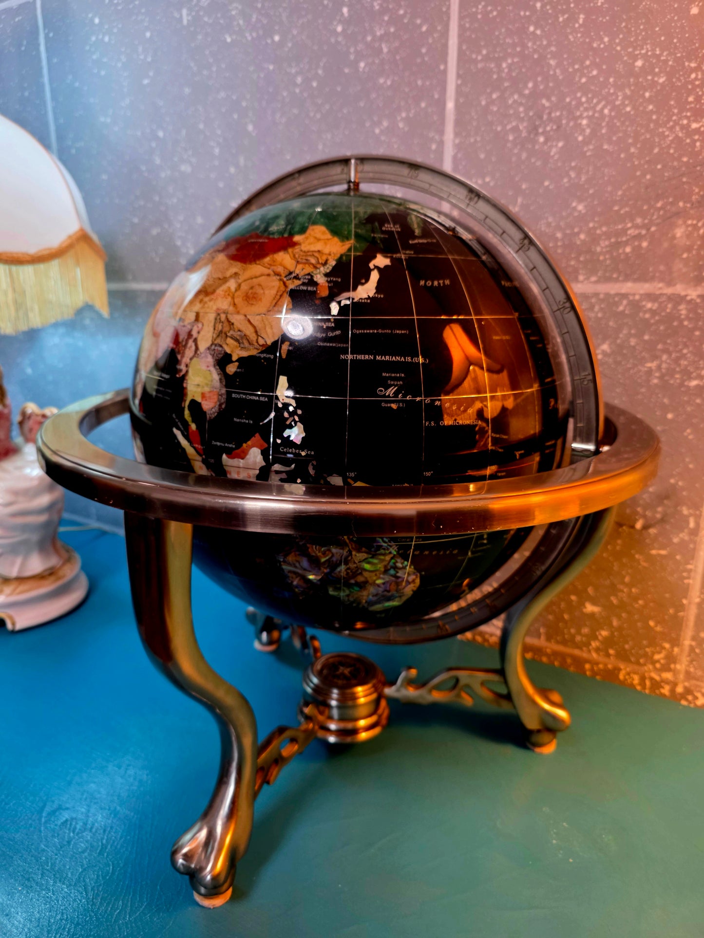 🌍 Globo Decorativo De Piedra Onnix – Elegancia Geográfica con Alma Clásica