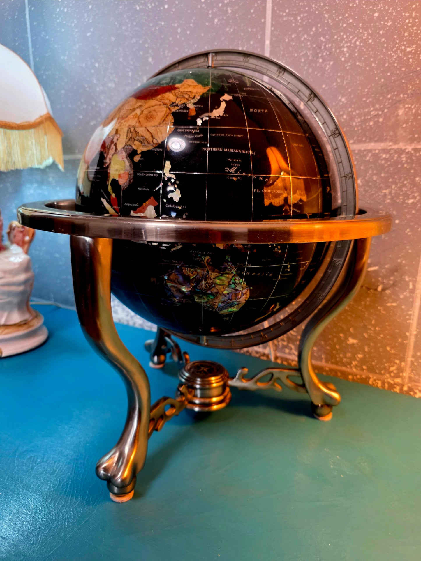 🌍 Globo Decorativo De Piedra Onnix – Elegancia Geográfica con Alma Clásica