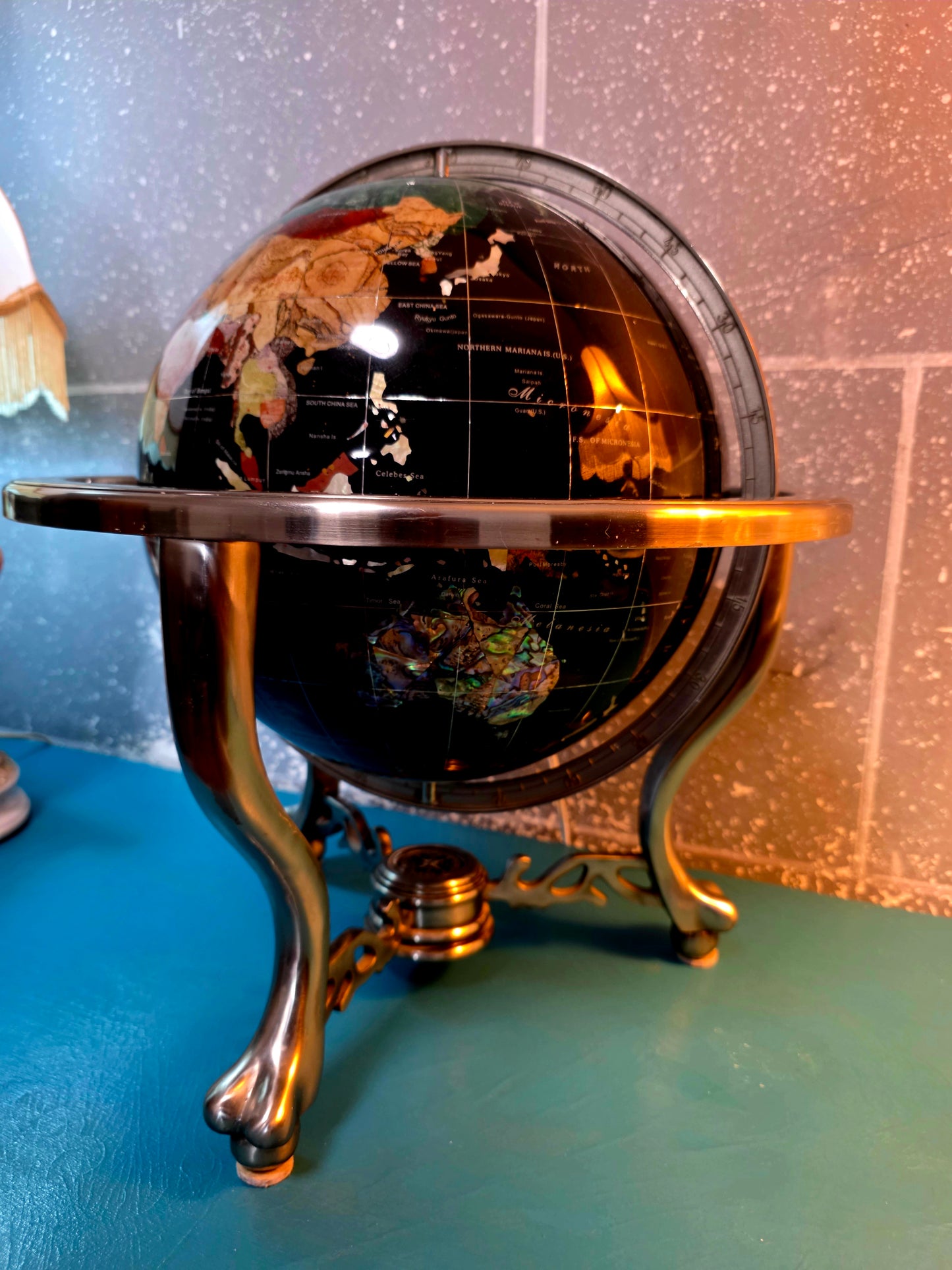 🌍 Globo Decorativo De Piedra Onnix – Elegancia Geográfica con Alma Clásica