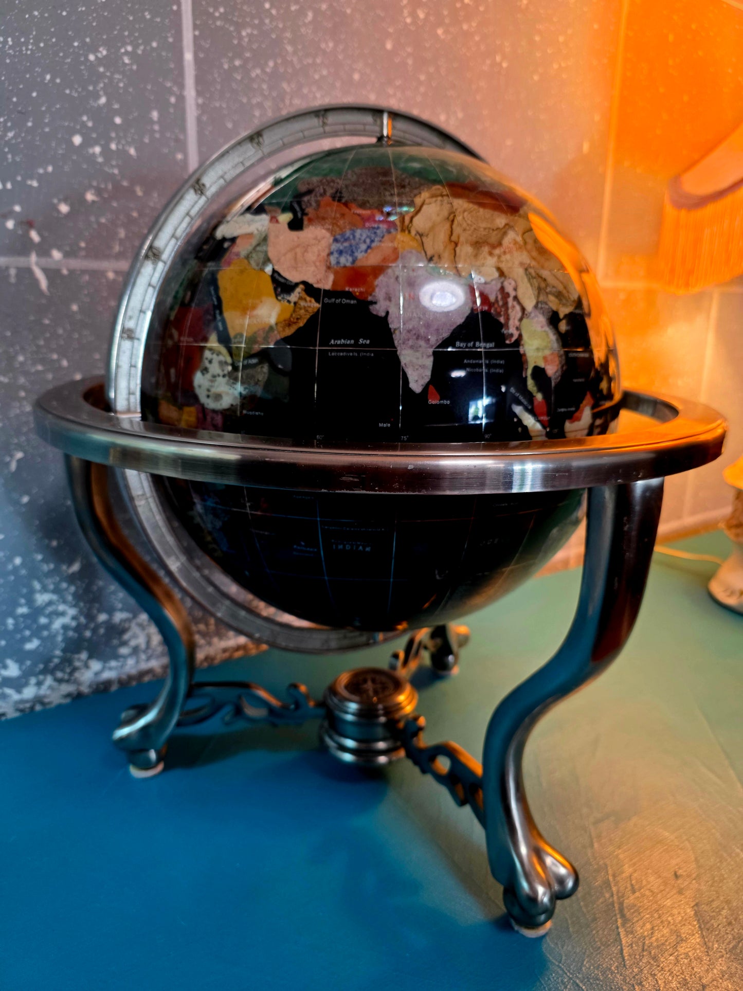 🌍 Globo Decorativo De Piedra Onnix – Elegancia Geográfica con Alma Clásica
