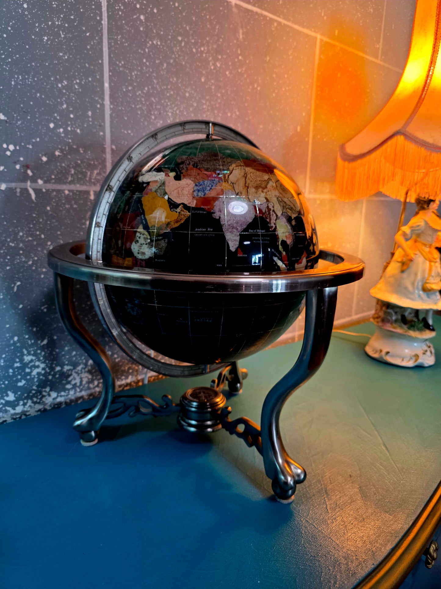 🌍 Globo Decorativo De Piedra Onnix – Elegancia Geográfica con Alma Clásica
