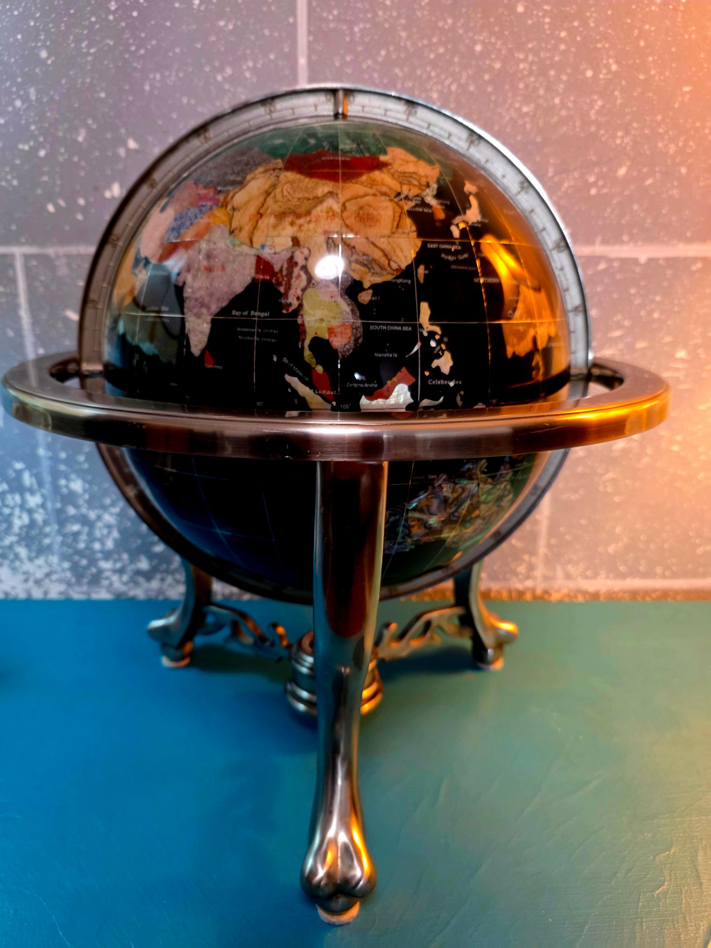 🌍 Globo Decorativo De Piedra Onnix – Elegancia Geográfica con Alma Clásica