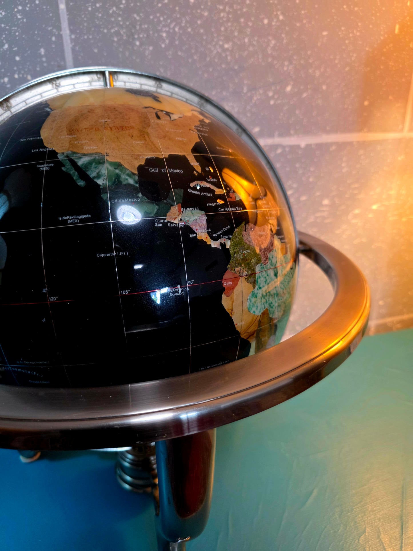 🌍 Globo Decorativo De Piedra Onnix – Elegancia Geográfica con Alma Clásica