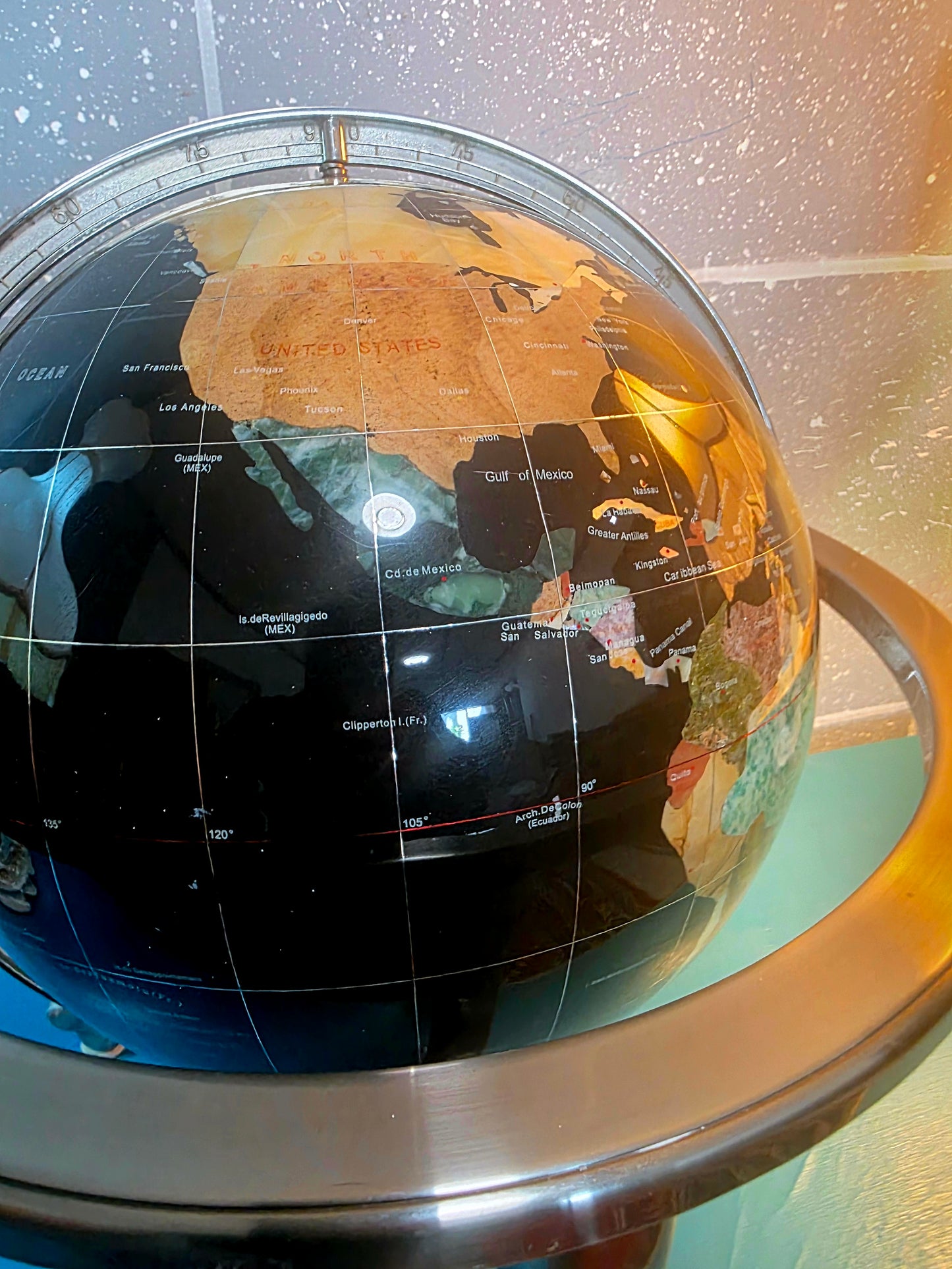 🌍 Globo Decorativo De Piedra Onnix – Elegancia Geográfica con Alma Clásica