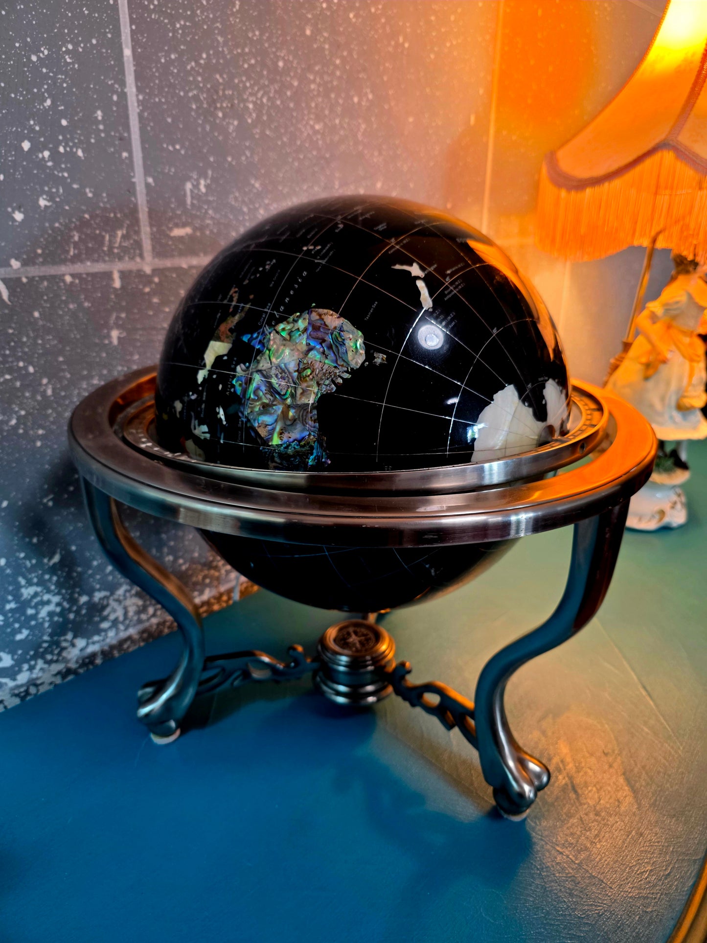 🌍 Globo Decorativo De Piedra Onnix – Elegancia Geográfica con Alma Clásica