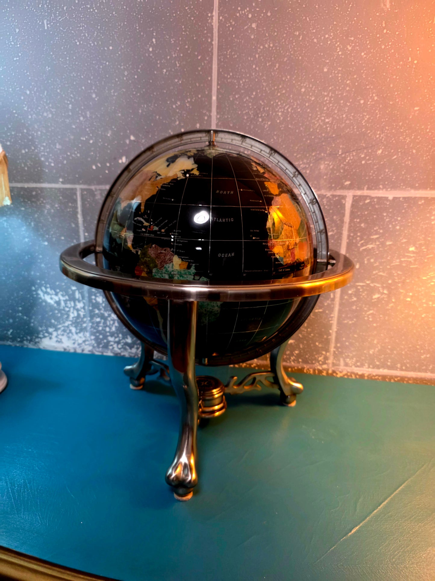 🌍 Globo Decorativo De Piedra Onnix – Elegancia Geográfica con Alma Clásica