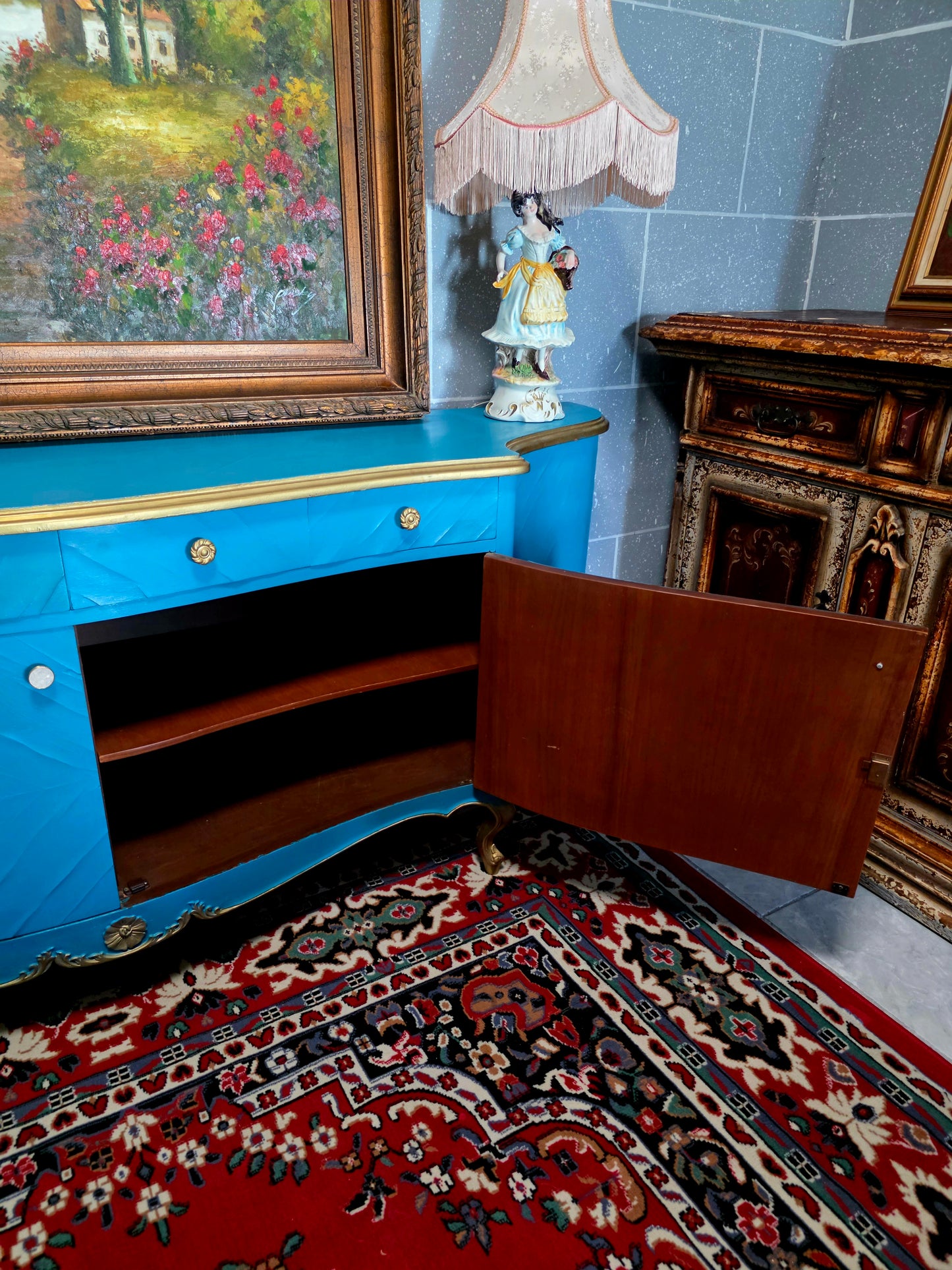 🌿¡Bufetero Antiguo: Una Obra de Elegancia Disponible en Rosarito Antiques!🌿