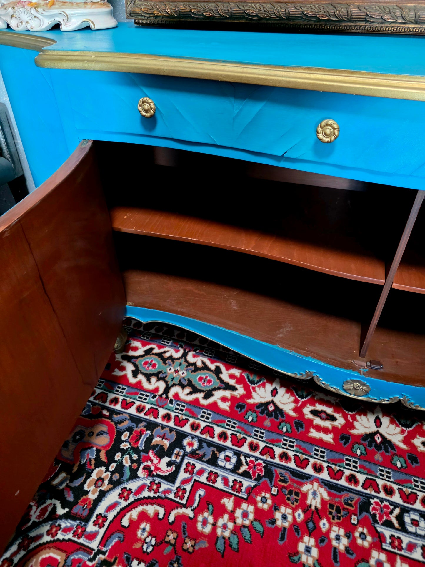 🌿¡Bufetero Antiguo: Una Obra de Elegancia Disponible en Rosarito Antiques!🌿
